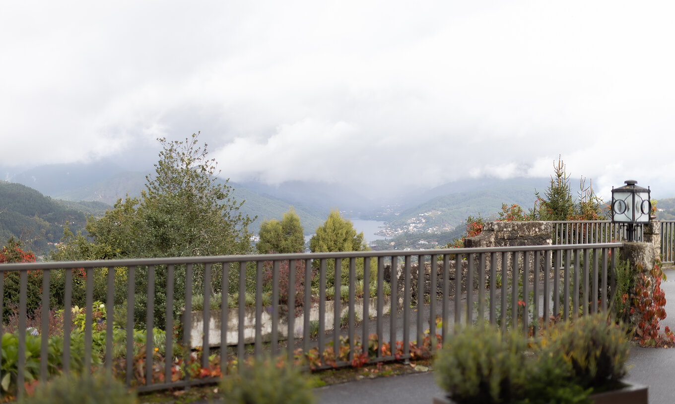 The Large Family Room at Pousada Caniçada - Gerês has a balcony with a view of the Serra da Gerês and nature