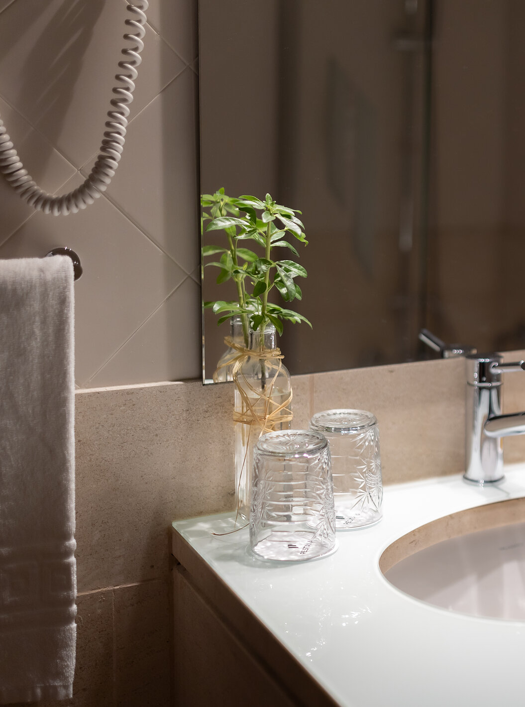 The Superior Room at Pousada Caniçada - Gerês has a bathroom with towels, a sink with a mirror, and amenities