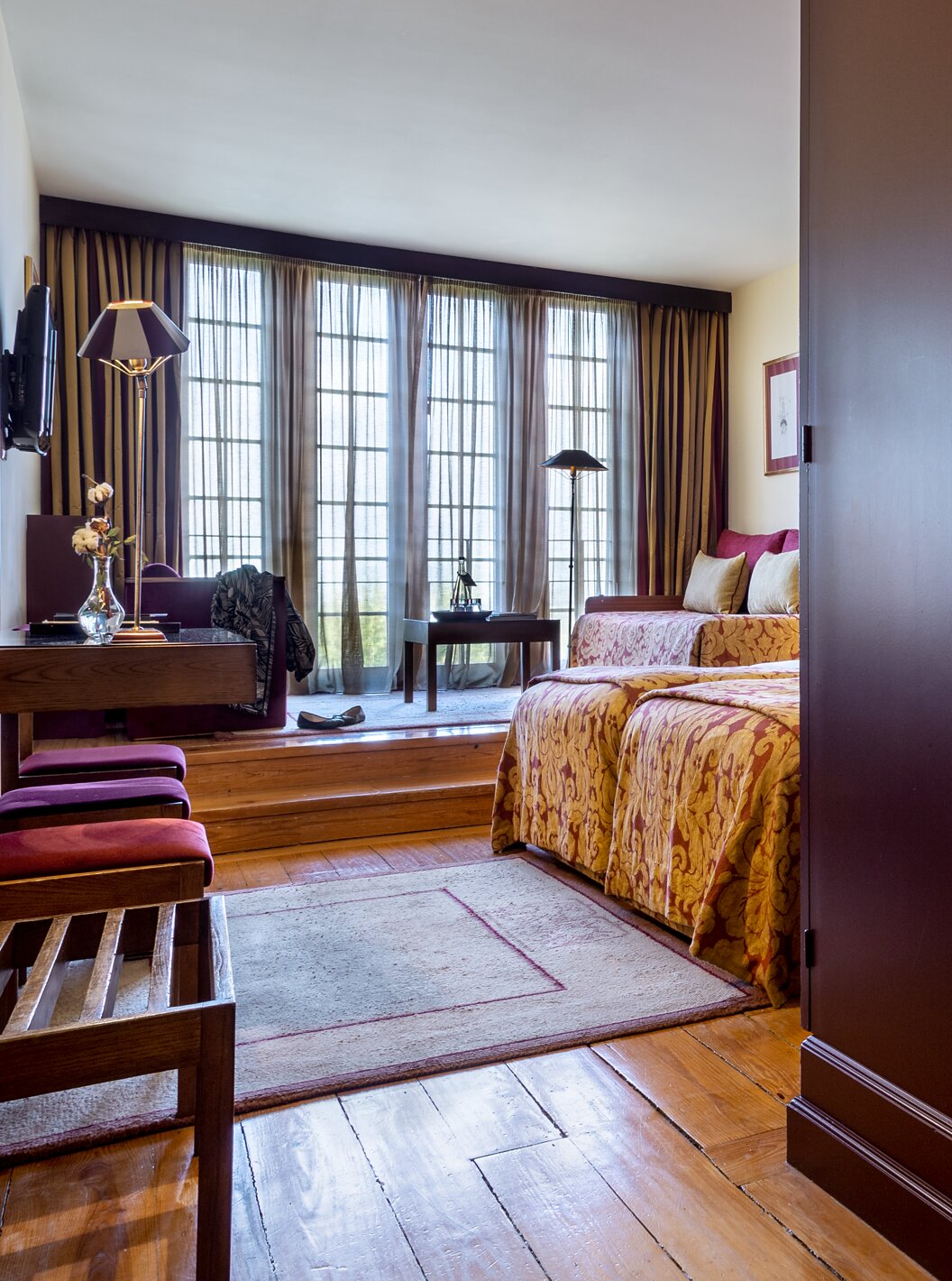 The Classic Family at Pousada Mosteiro Guimarães is a spacious suite with large windows that make the room bright