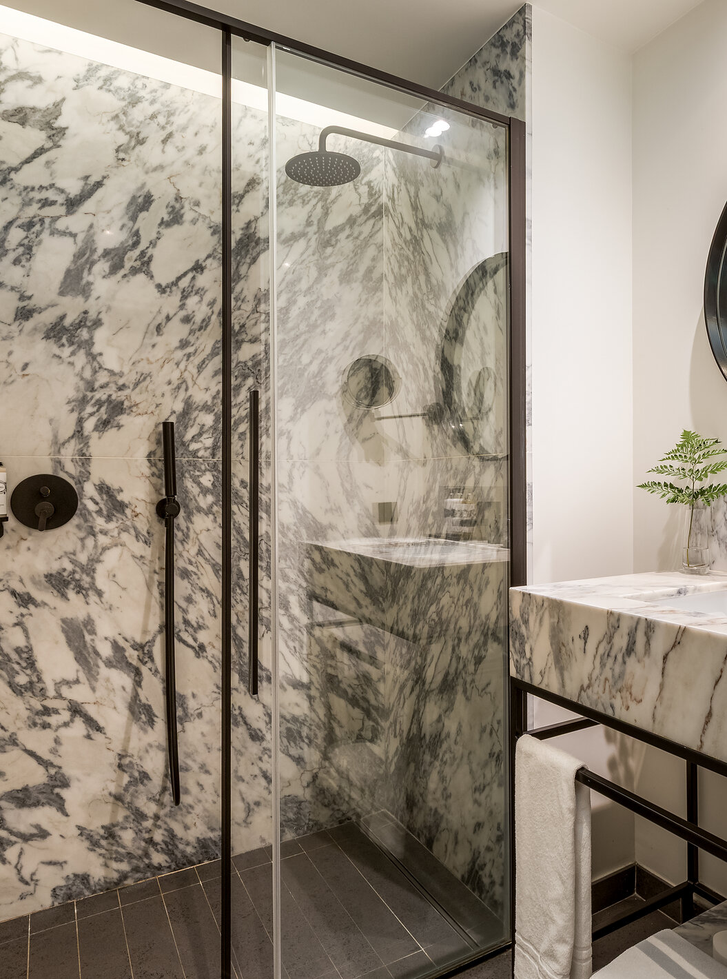 The Cozy Room at Pousada Porto - Rua das Flores has a shower and a washbasin in black and white marble.
