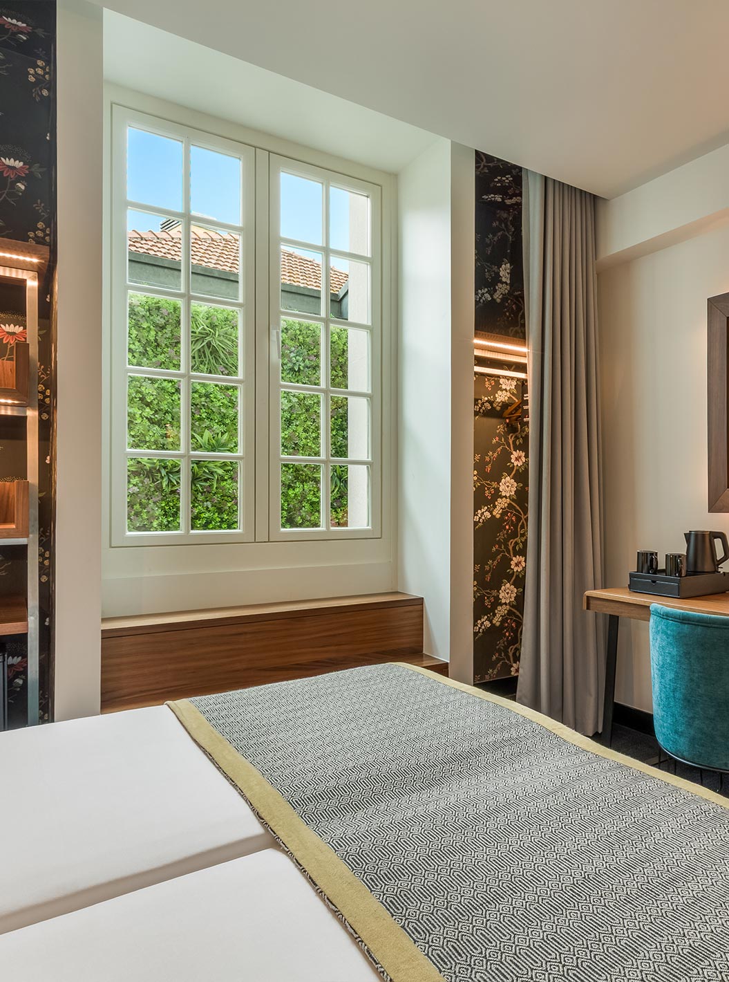 The Cozy Room at Pousada Porto - Rua das Flores has a desk at the foot of the bed and a television on top.