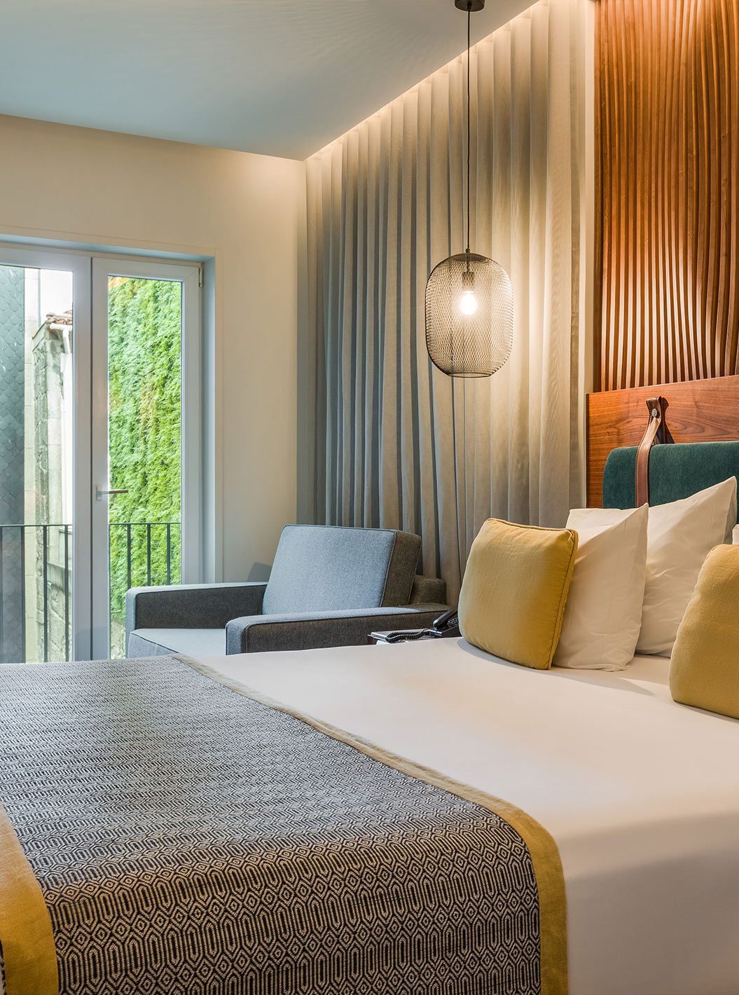The Superior Family at Pousada Porto - Rua das Flores has a double bed and a window overlooking the vertical garden.