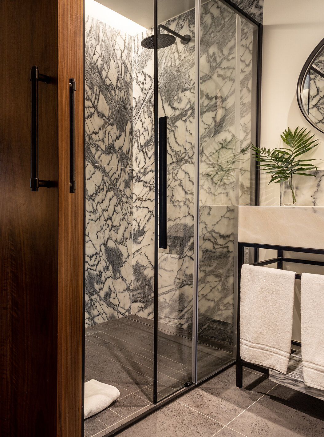 The Superior Plus Room of The Porto Inn - Rua das Flores has a bathroom, a double bed, an armchair, and a table