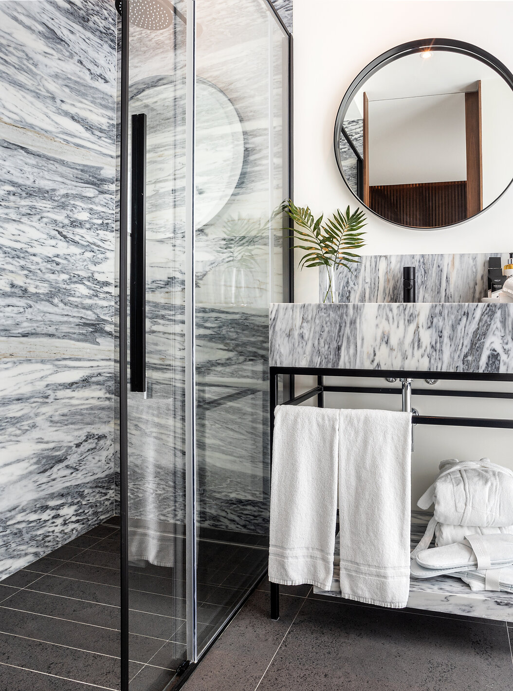 The Superior Room of The Porto Inn - Rua das Flores has a bathroom with black accents, shower, and sink