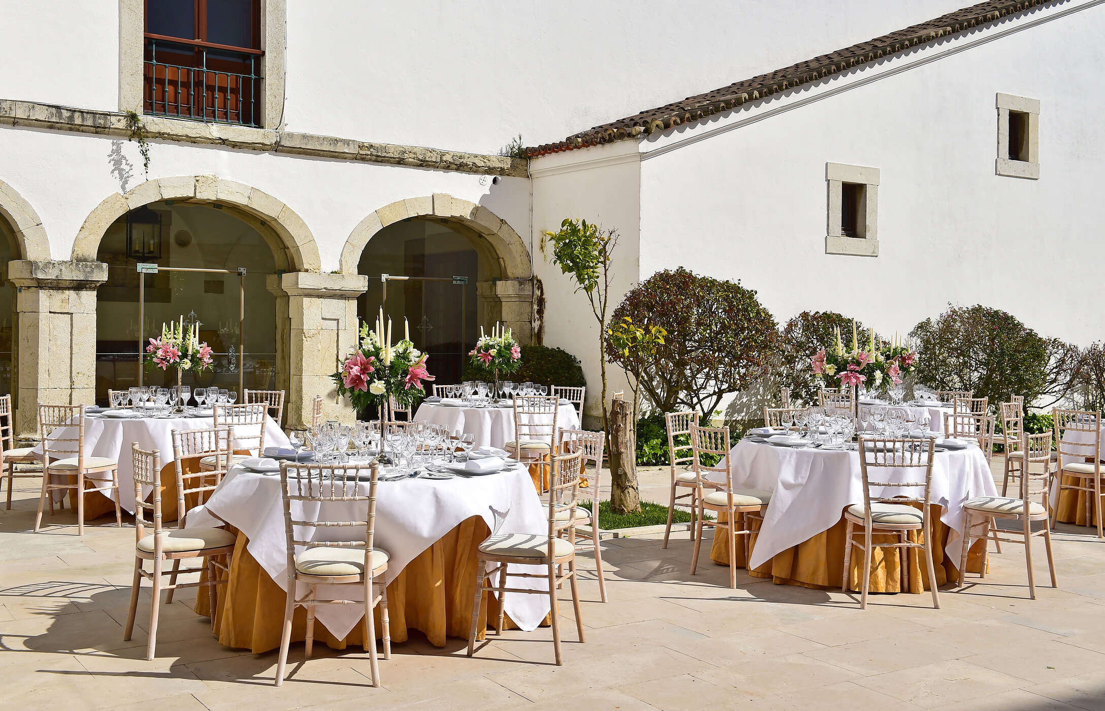 Celebrate your special occasion at Pousadas de Portugal with outdoor spaces in historic monuments and elegant decoration