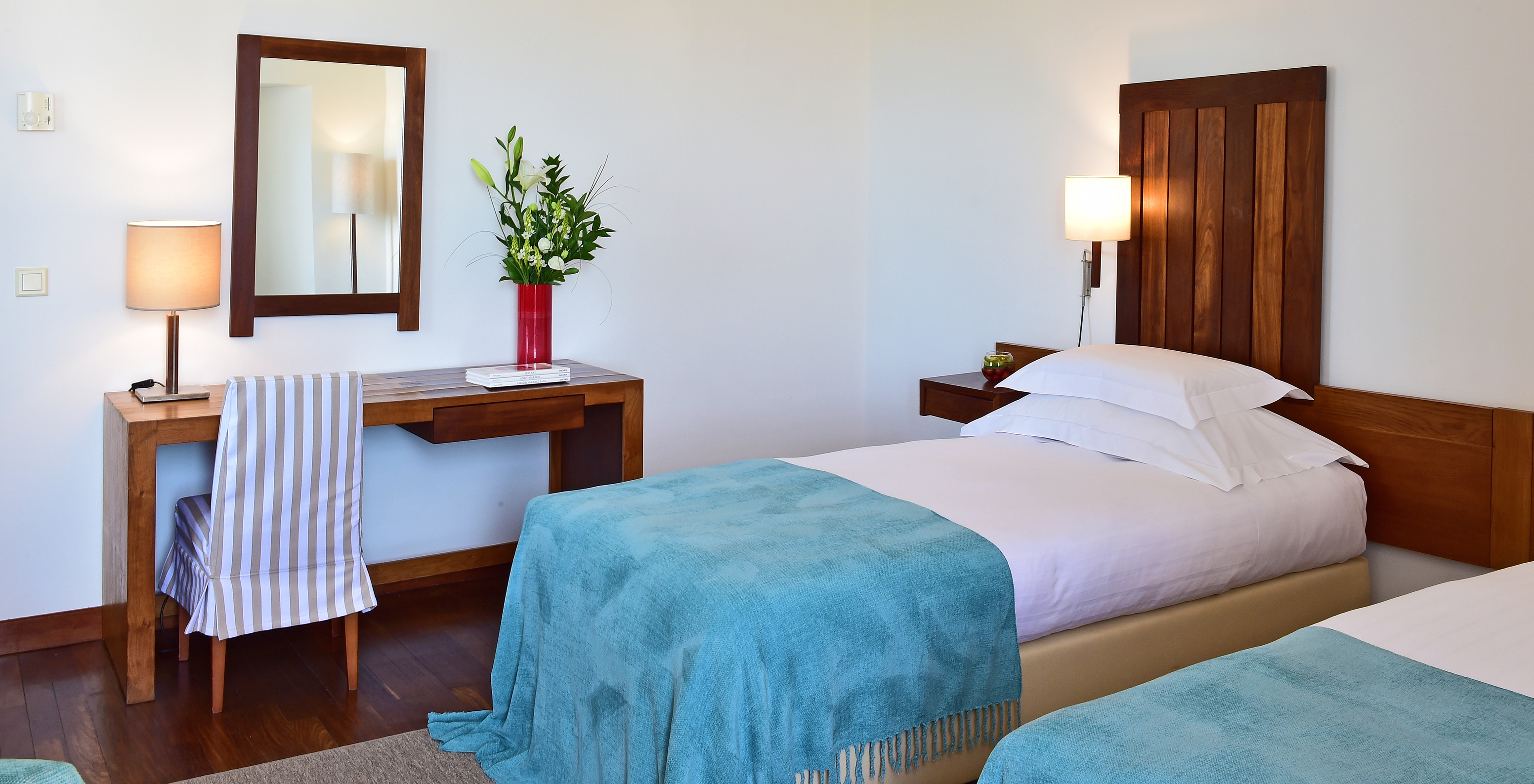 The Superior Room of the Pousada Castelo Alcácer do Sal has a desk with a television and a mirror and two separate beds