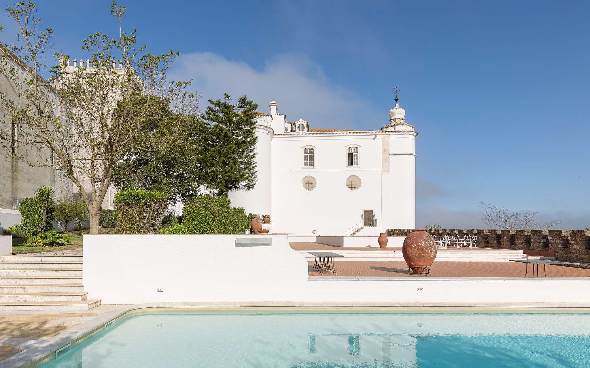 Exterior view of Pousada Castelo Estremoz, a hotel in the historic center, with a pool and a wall around it