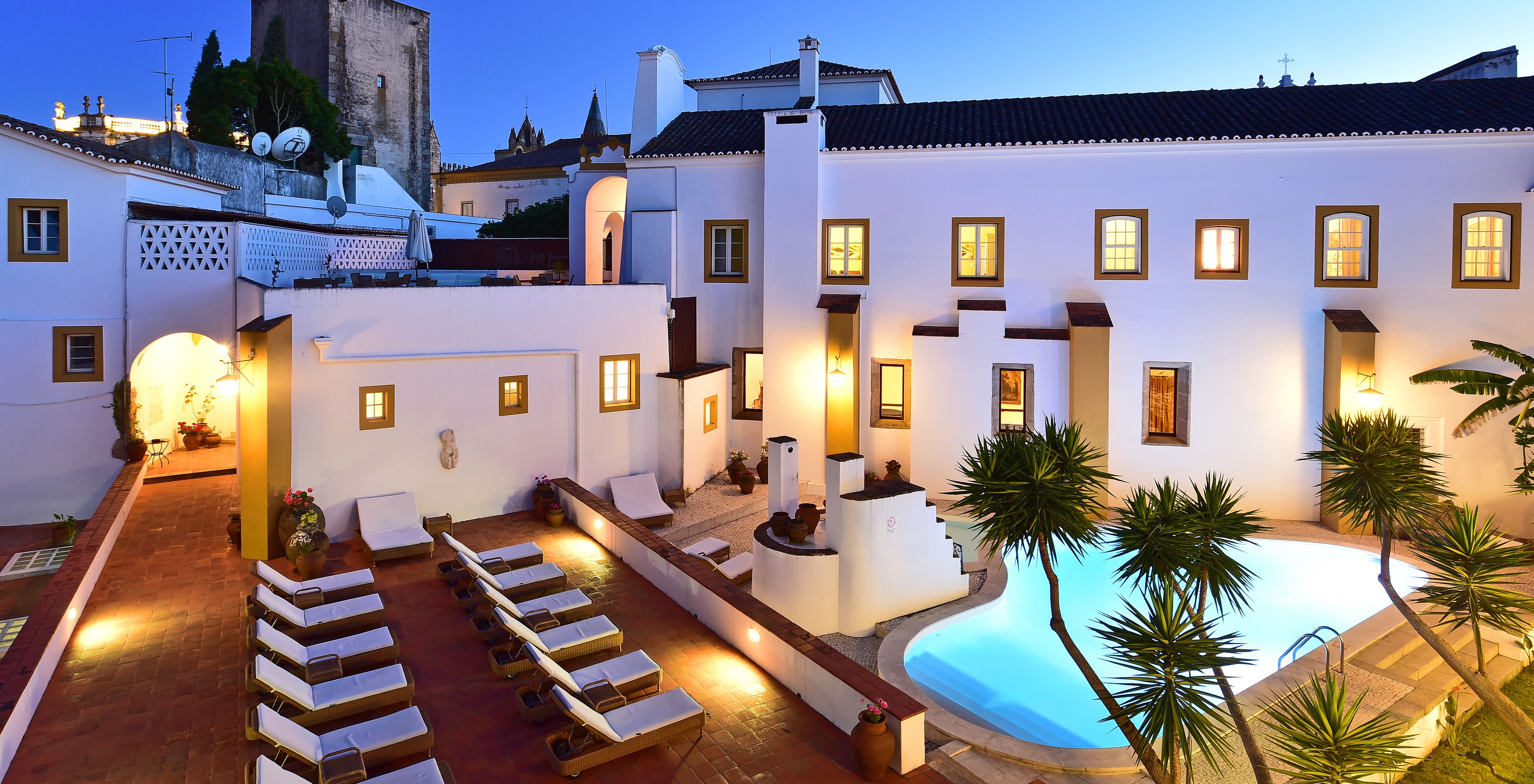 The Pousada Convento Évora, a hotel with a pool in Évora, Alentejo, has an outdoor pool with sun loungers
