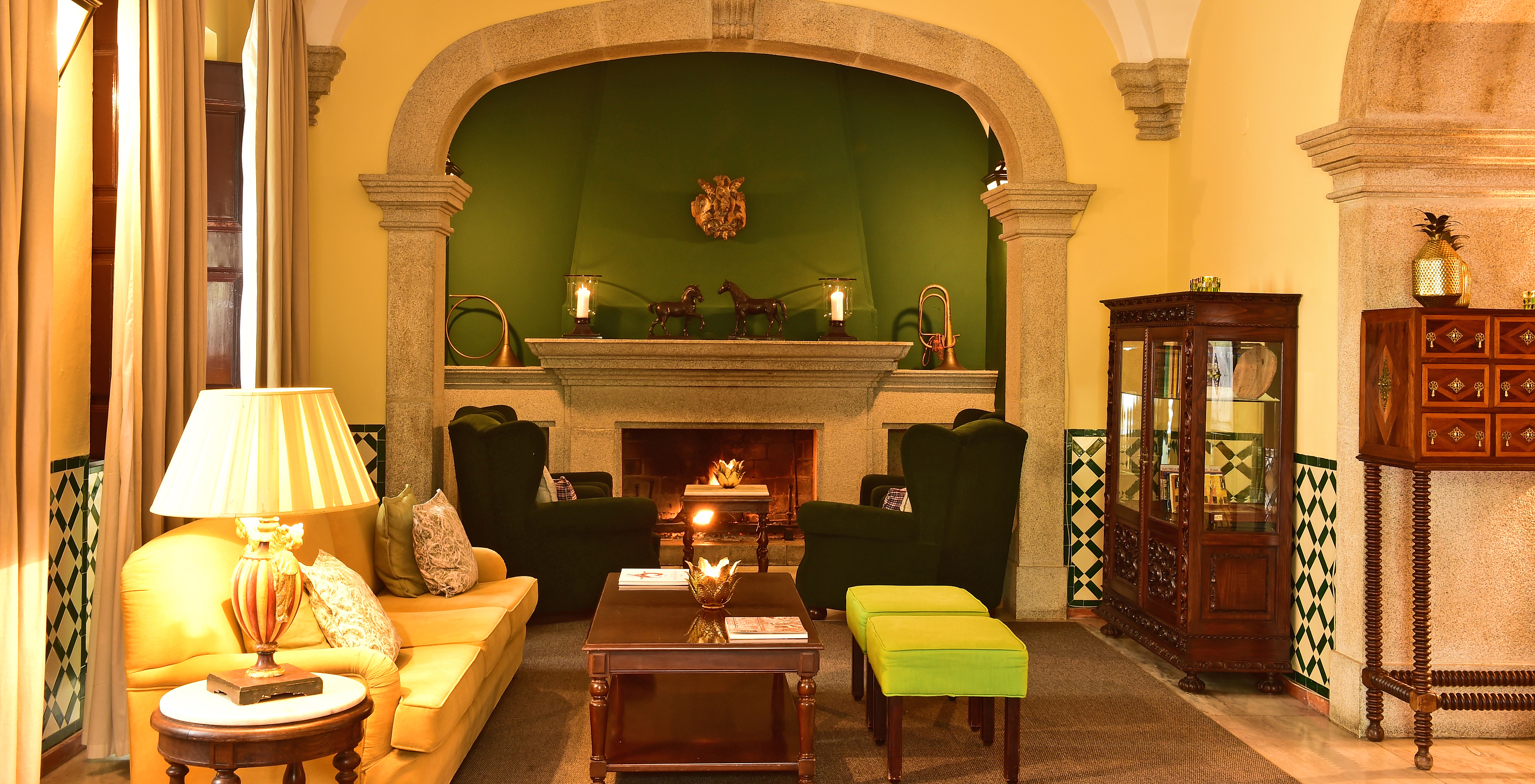 The Pousada Convento Évora has a living room with sofas and armchairs