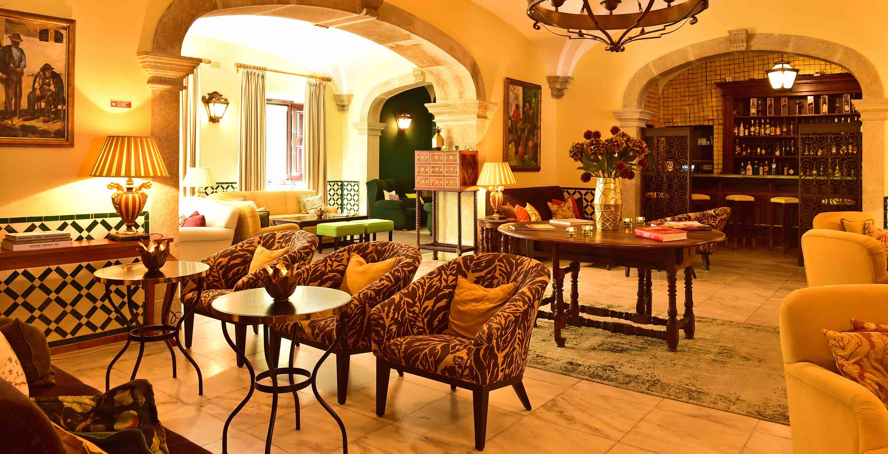 The bar Pousada Convento Évora, at the Historic Hotel in Évora has sofas, cushioned chairs and coffee tables
