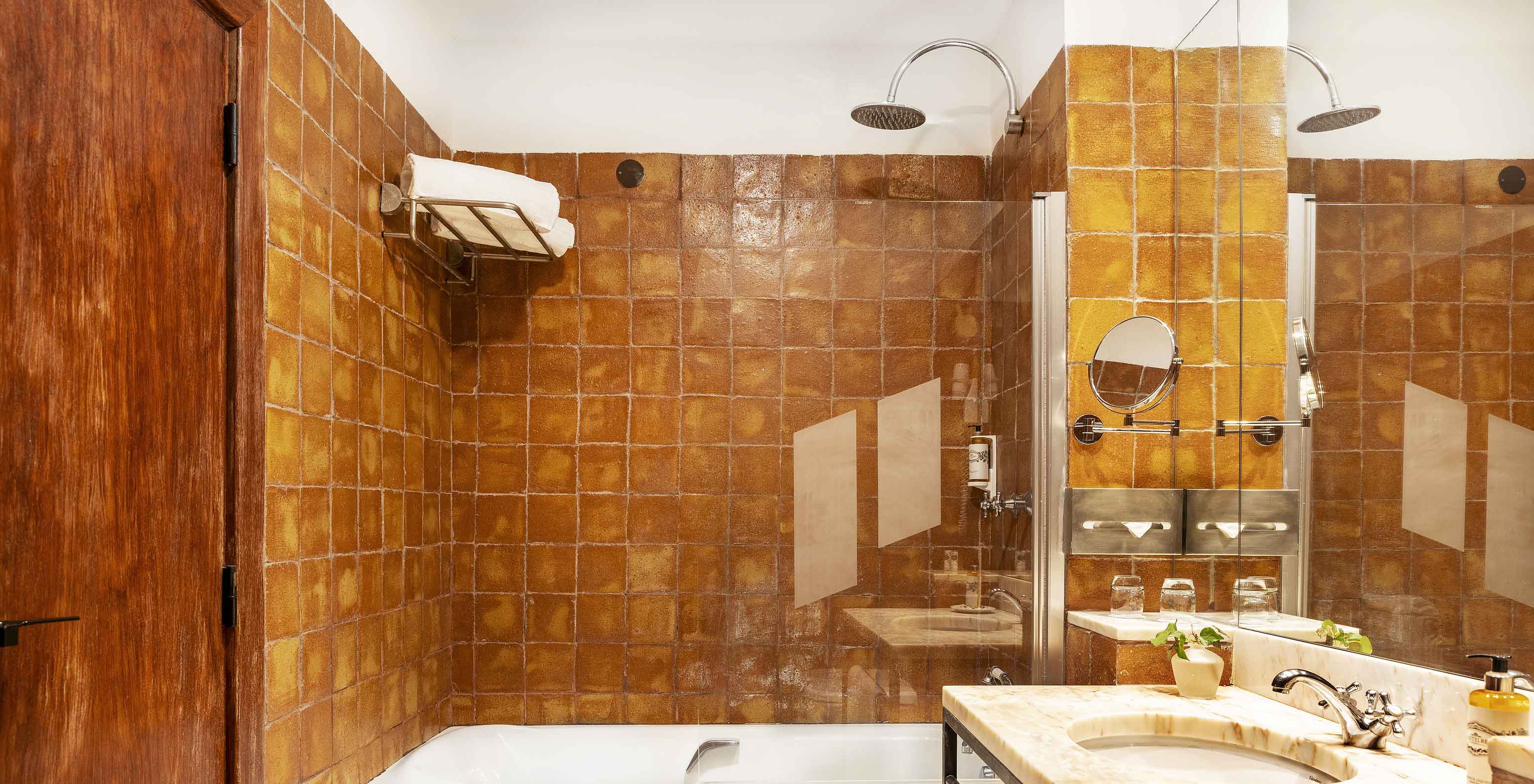 The Large Family at Pousada Convento Vila Viçosa has a bathroom with bathtub, sink, mirror and towels