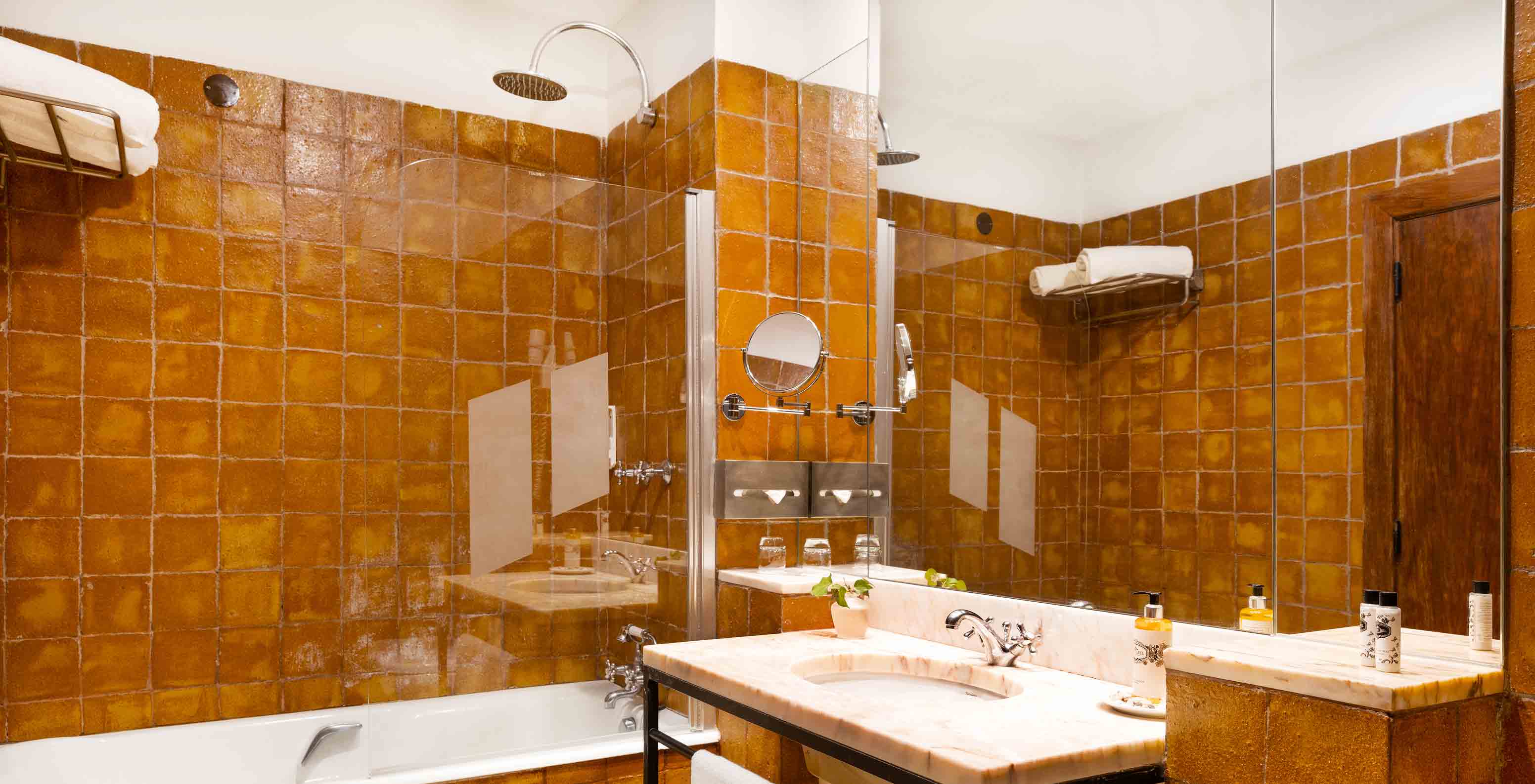 The Special Suite at Pousada Convento Vila Viçosa has a bathroom with bathtub, sink, mirror and towels
