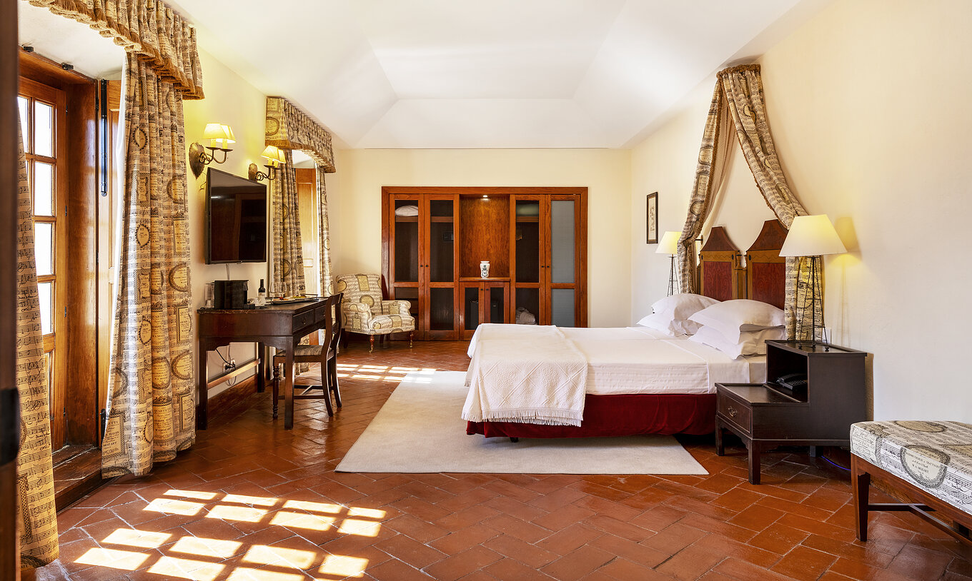 The Master Suite of The Pousada Convento Vila Viçosa has a spacious room with a double bed in the center