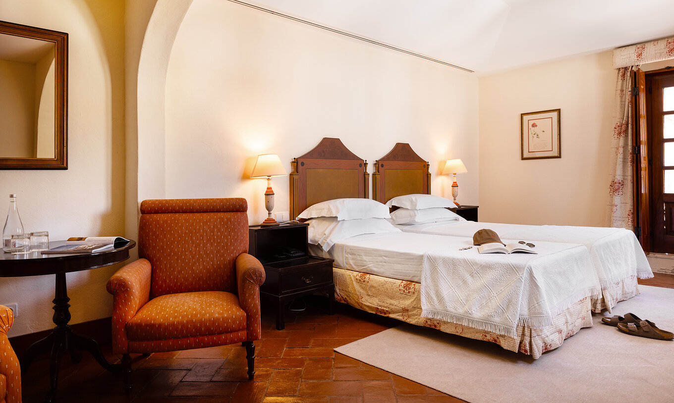 The Superior Family of The Pousada Convento Vila Viçosa has two joined beds, two bedside tables, and a support armchair