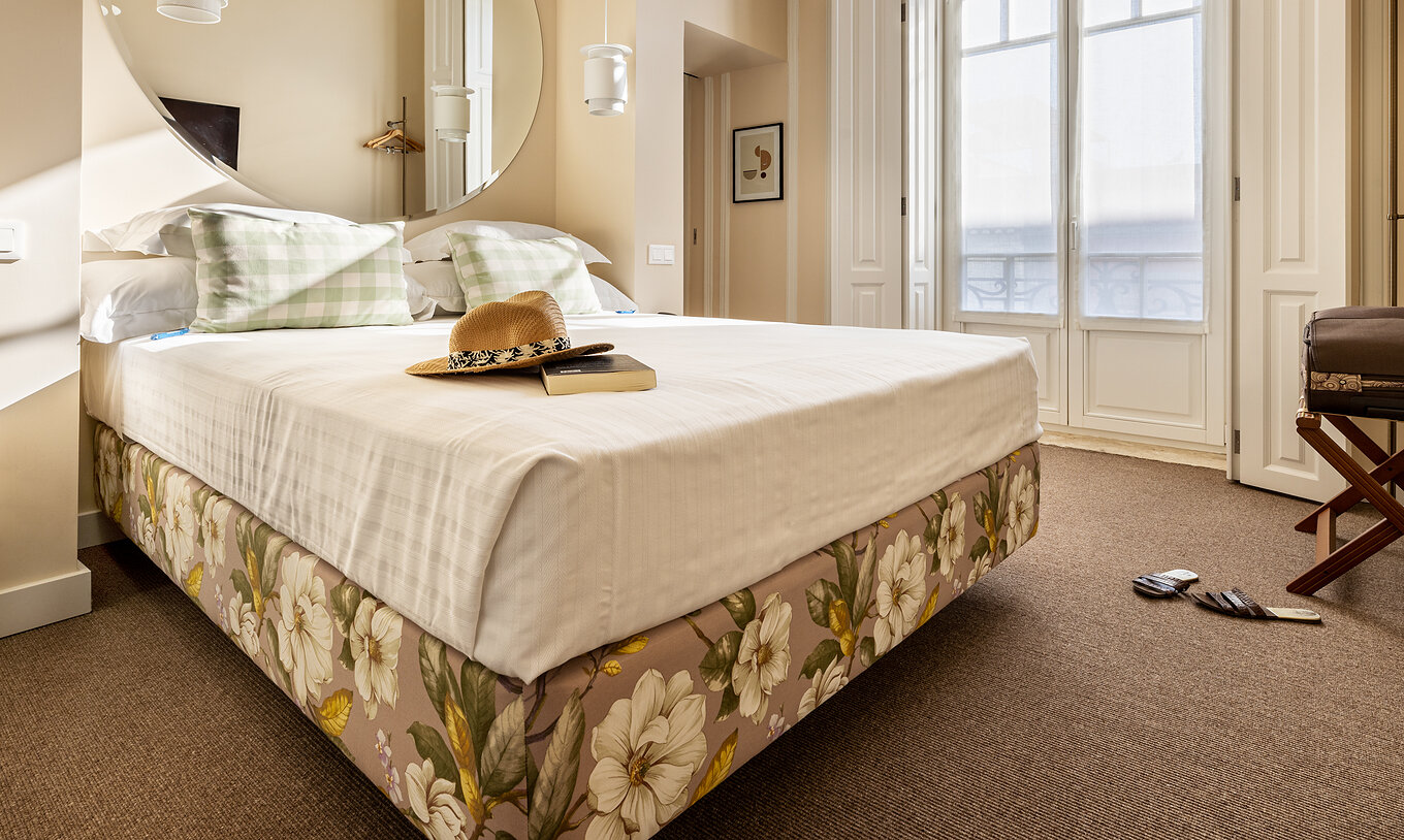 The Classic Alfândega of The Pousada Vila Real de Santo António has a double bed, a round mirror, and carpet on the floor