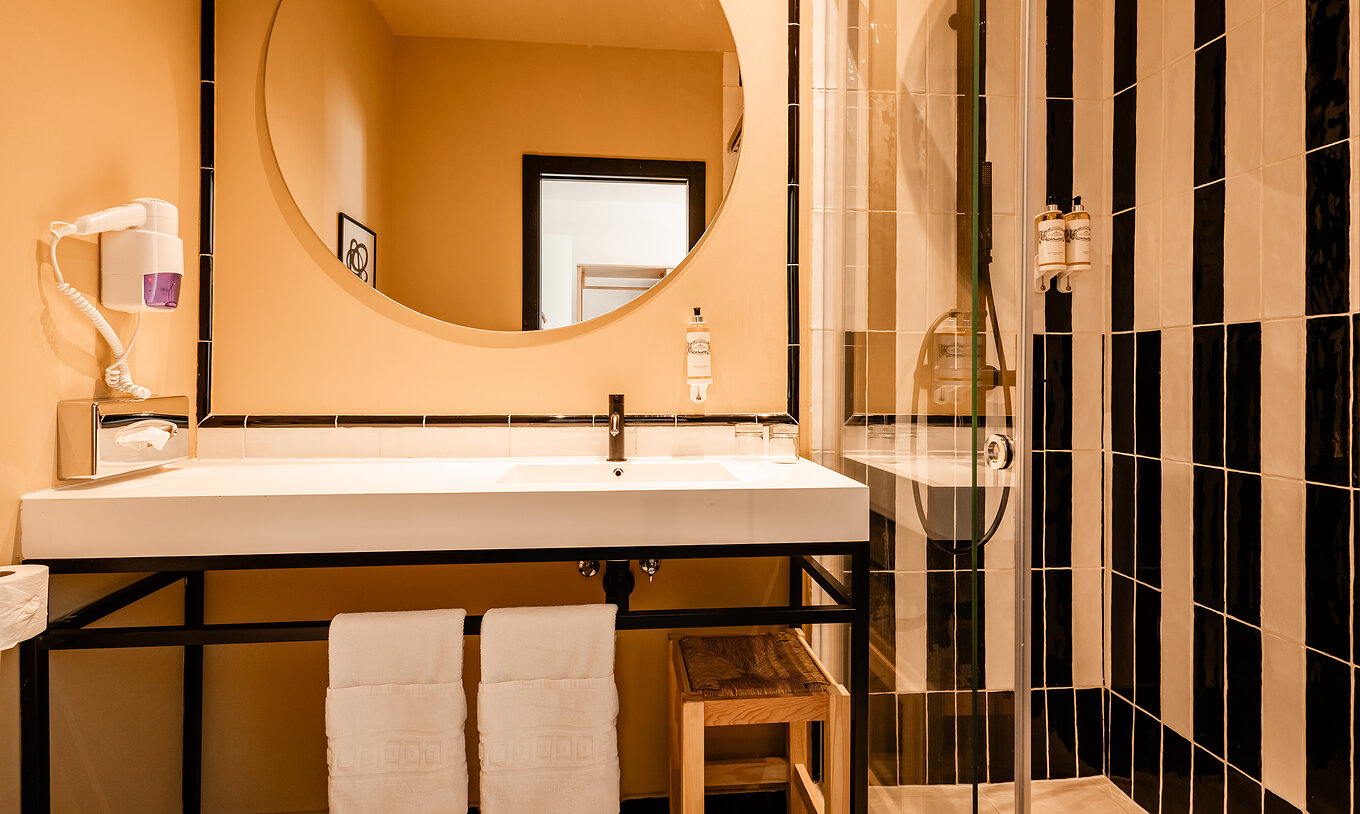 The Classic Igreja of The Pousada Vila Real de Santo António has a bathroom with a shower, sink, round mirror, and hairdryer