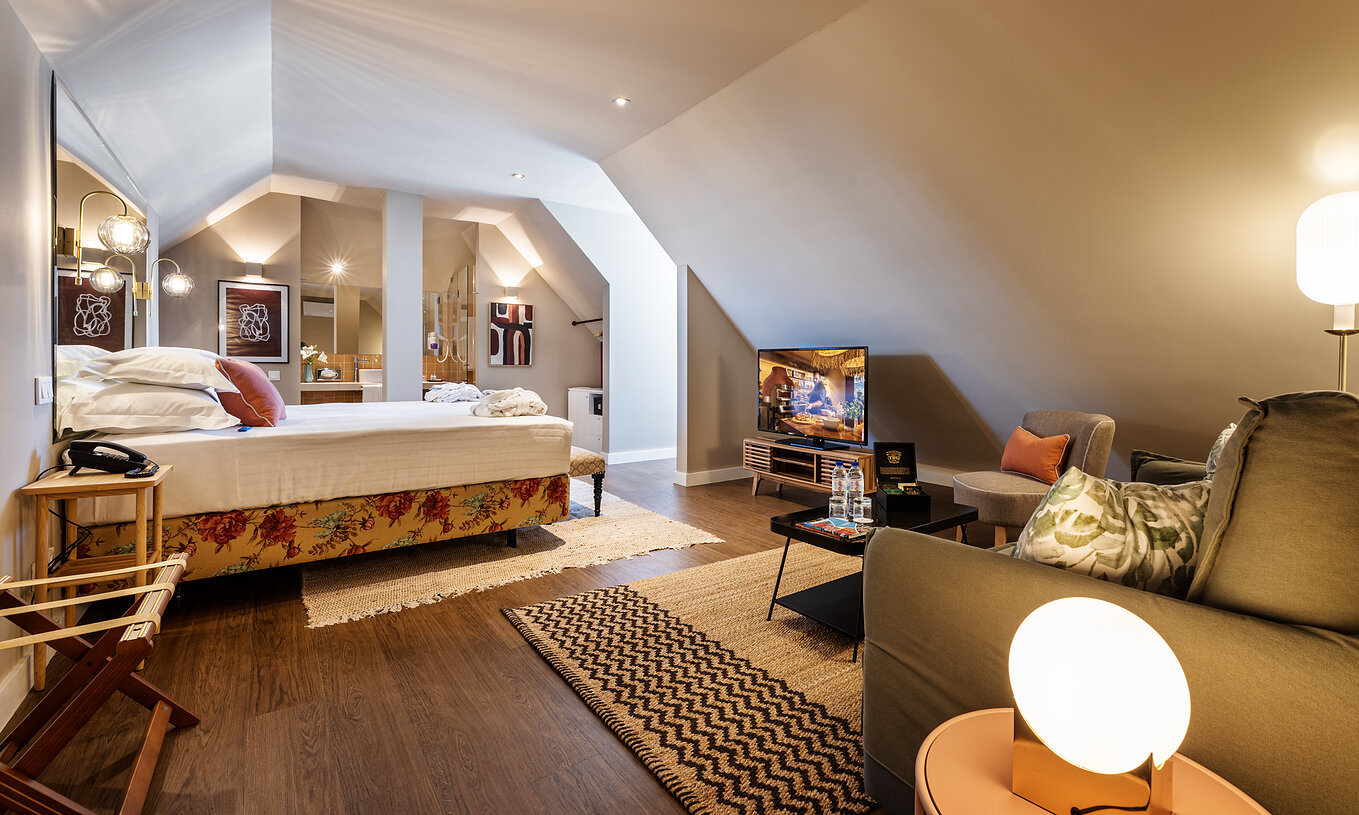 The Junior Suite Customs of the Pousada Vila Real de Santo António has a television in front of the bed and two sofas
