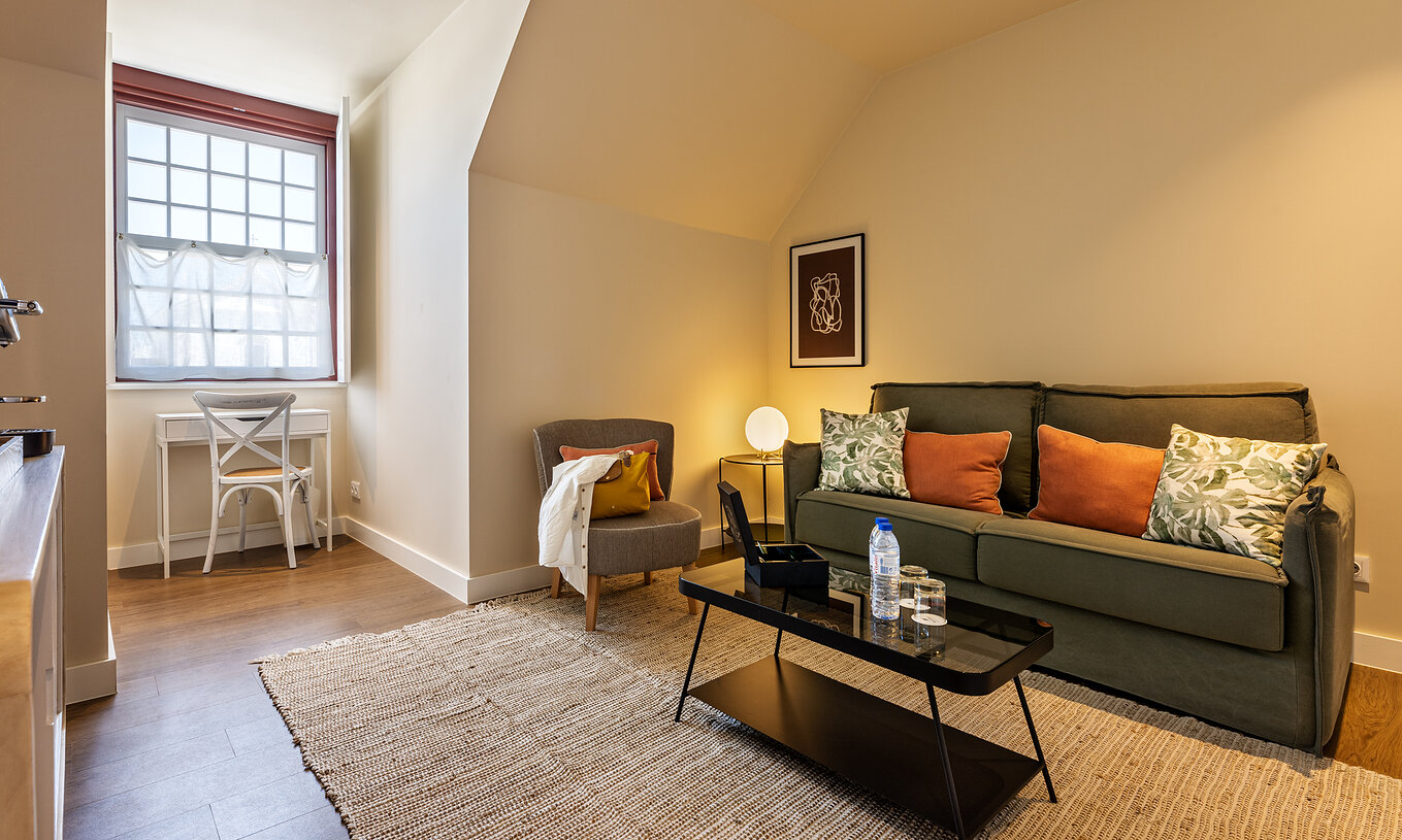 The Suite Customs of the Pousada Vila Real de Santo António has a room with sofa, window, coffee machine and amenities