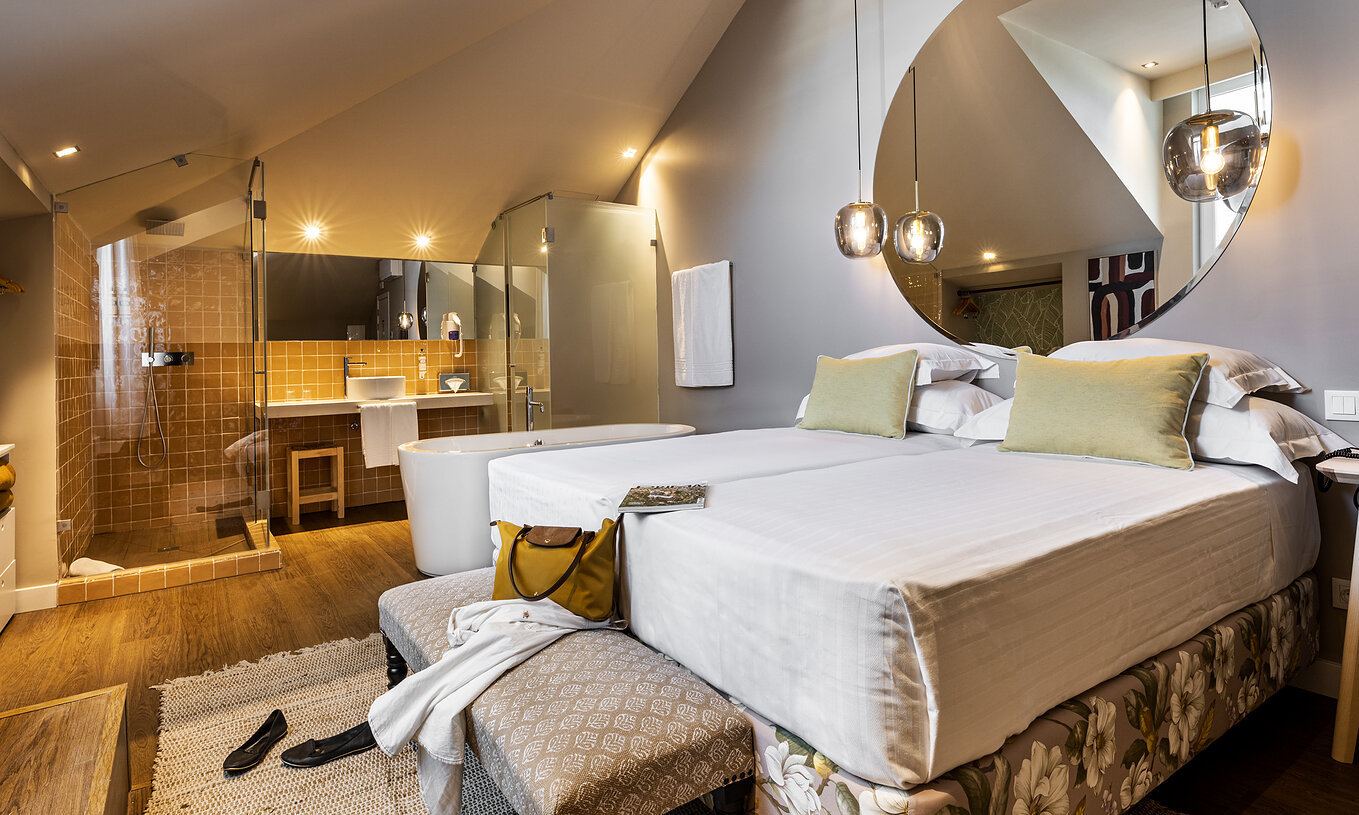 The Superior Premium Customs of the Pousada Vila Real de Santo António has two beds, mirror and bathroom inside the room