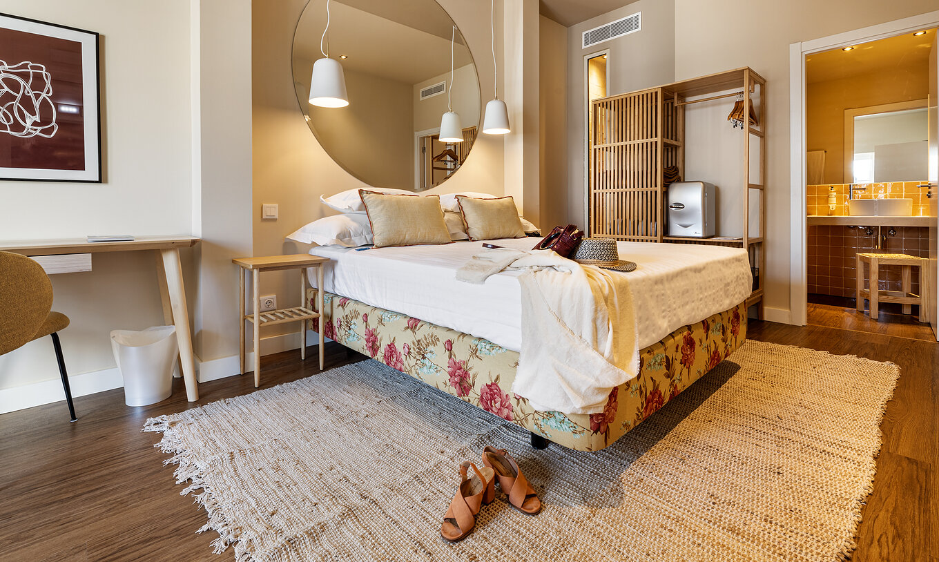 The Superior Alfândega of The Pousada Vila Real de Santo António has a double bed, a bathroom, and a desk