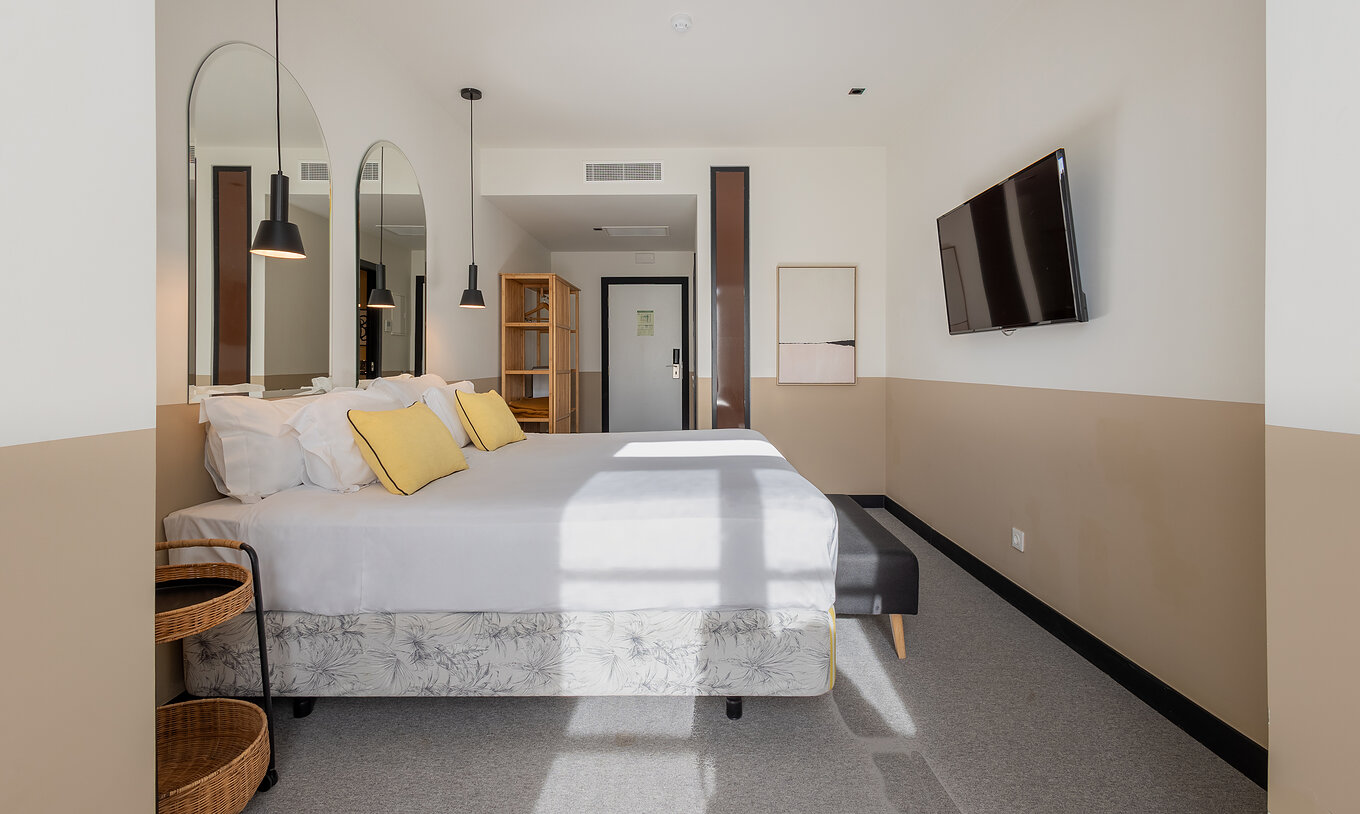 The Superior Igreja of The Pousada Vila Real de Santo António has a double bed and a television in front of the bed