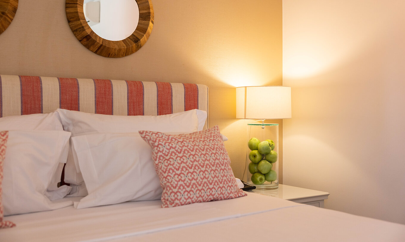 The Classic Room at Pousada Sagres has a double bed and a lamp with green apples inside