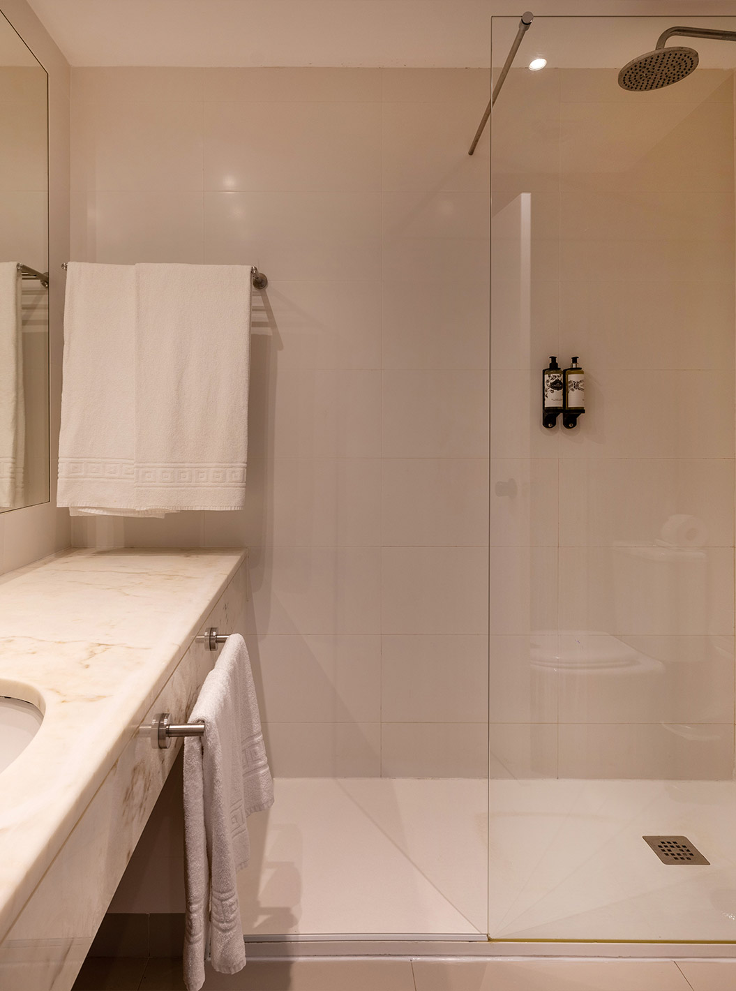 The Special Suite at Pousada Sagres has a bathroom with a large mirror over the sink, shower and towels