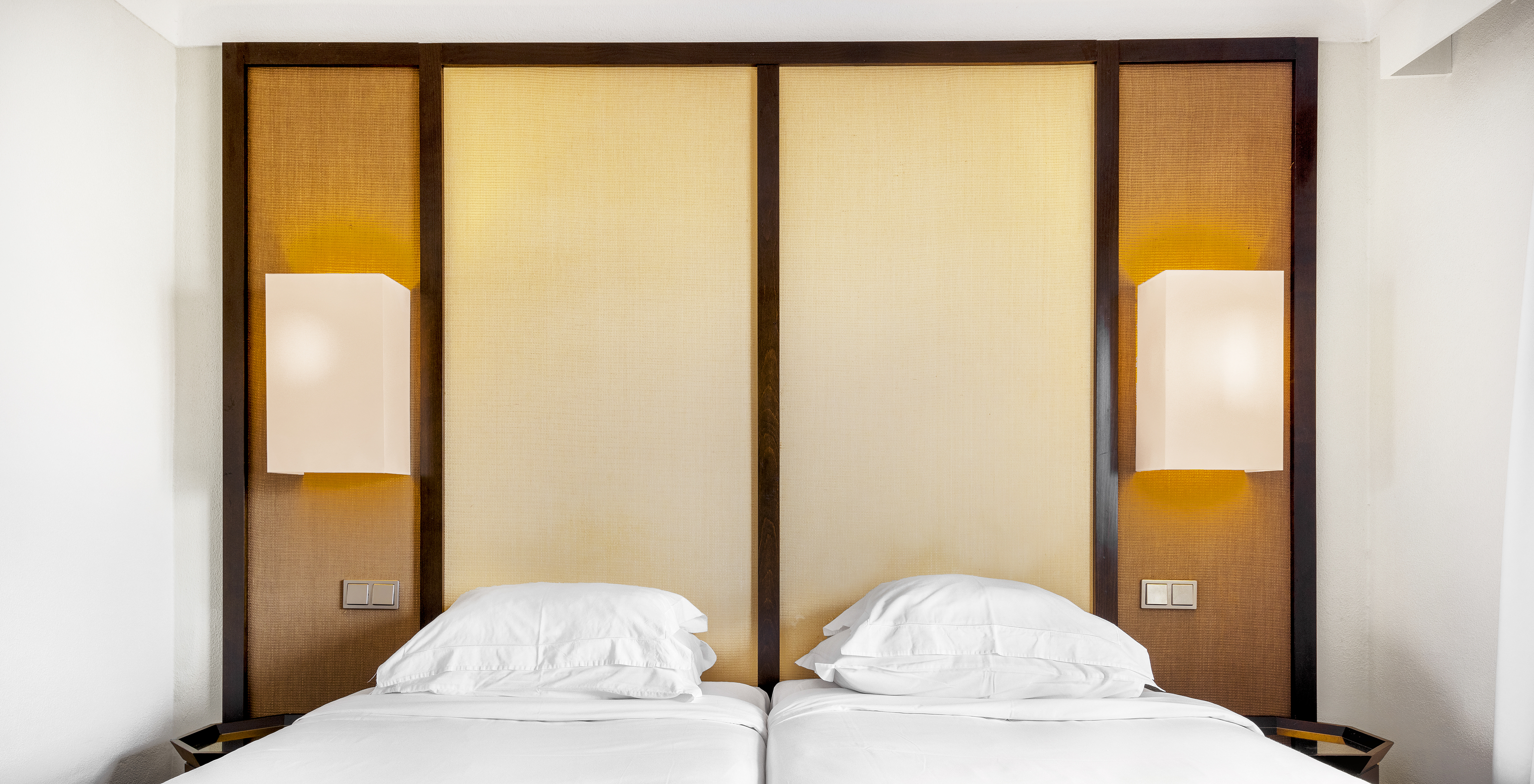 The Classic Room, City View of The Pousada Forte Horta has two single beds, lamps, and a bedside table