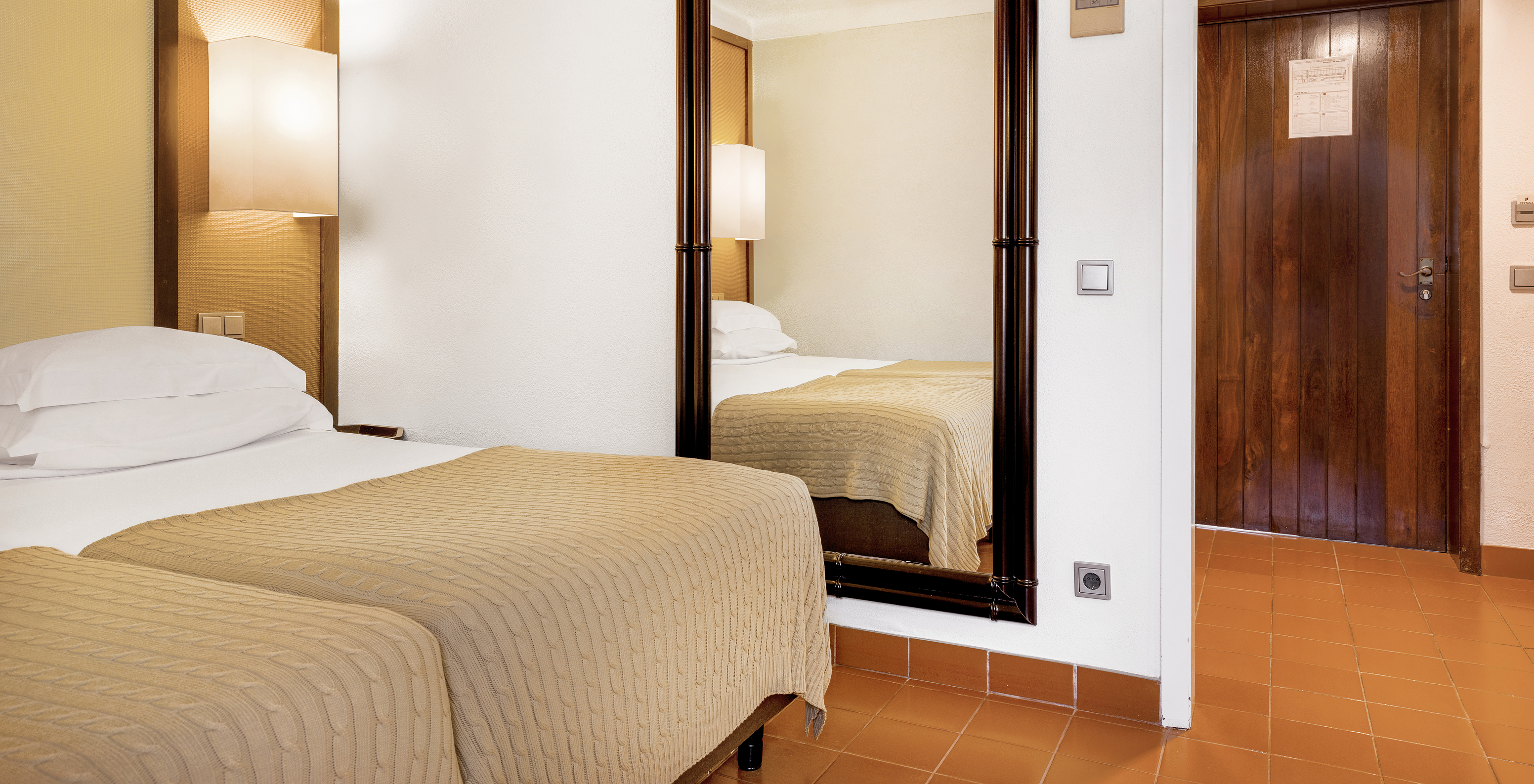 The Classic Room of The Pousada Forte Horta has two single beds, lamps, and a mirror