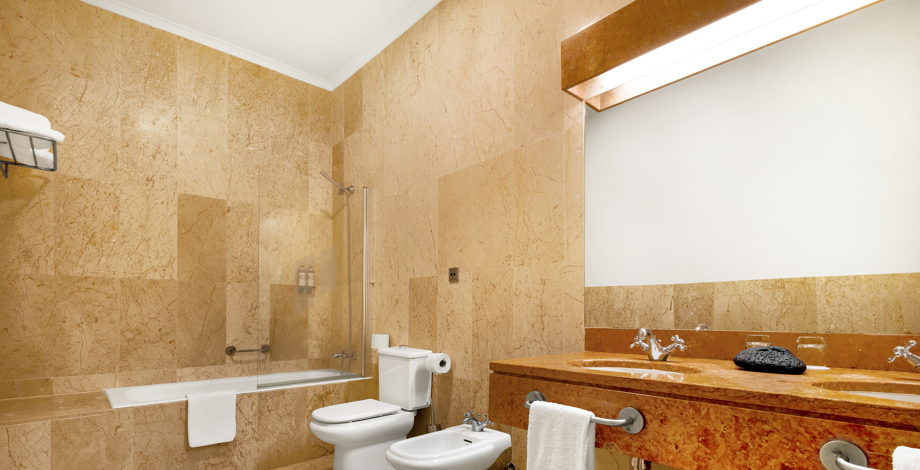 The Standard Suite of The Pousada Forte Horta has a bathroom with bathtub with shower, and sink with mirror