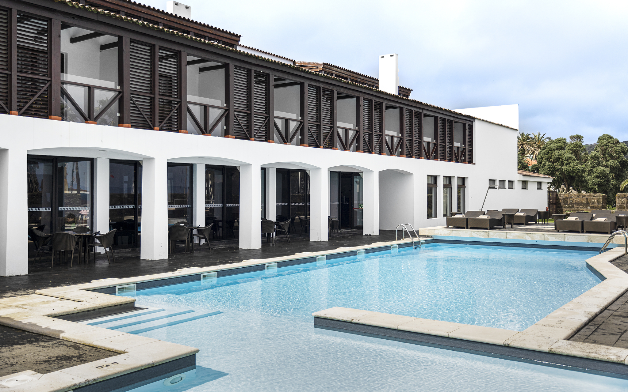 Exterior view of Pousada Forte Horta, where the outdoor pool is located, and the balconies of the rooms overlooking the pool