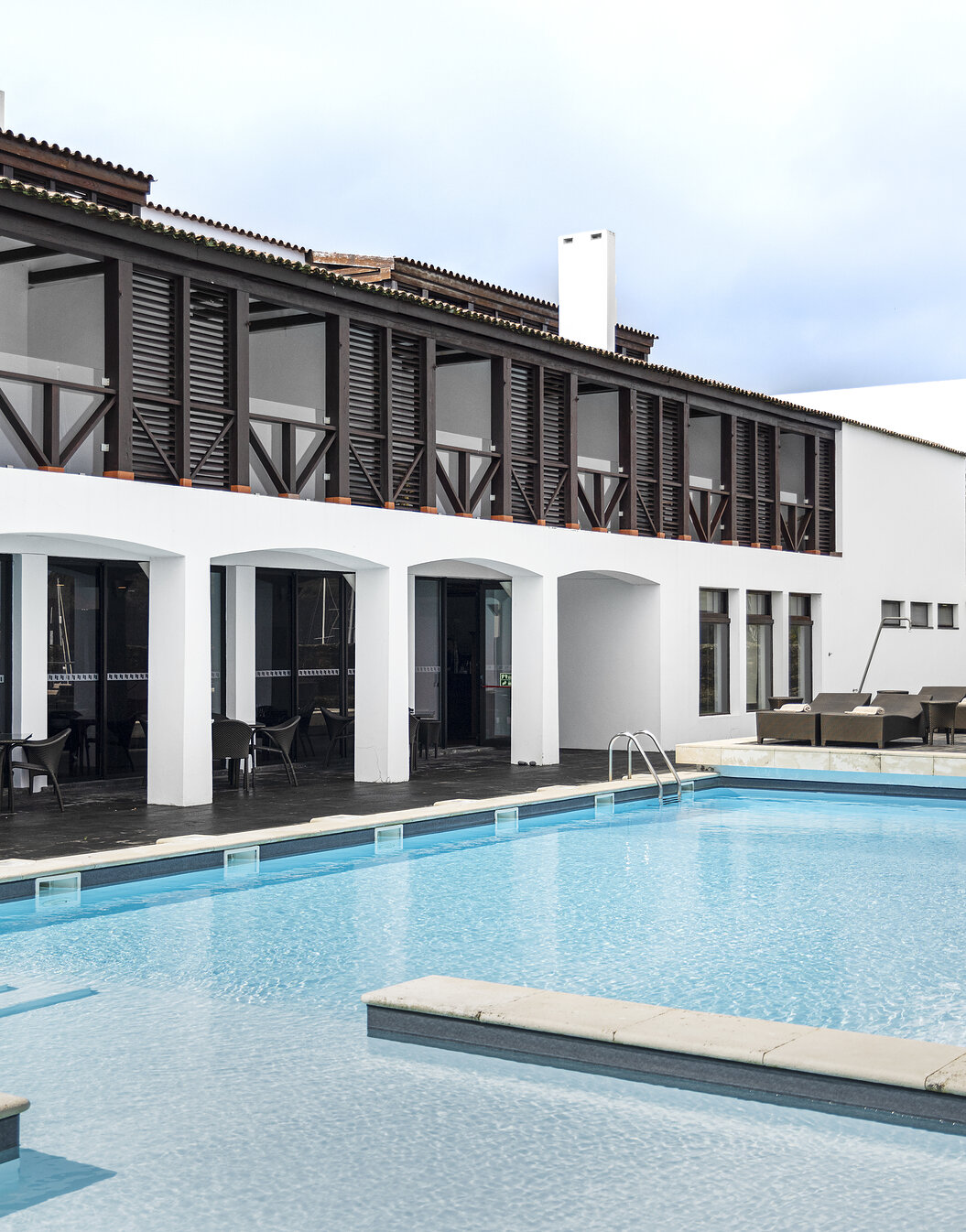 Exterior view of Pousada Forte Horta, where the outdoor pool is located, and the balconies of the rooms overlooking the pool
