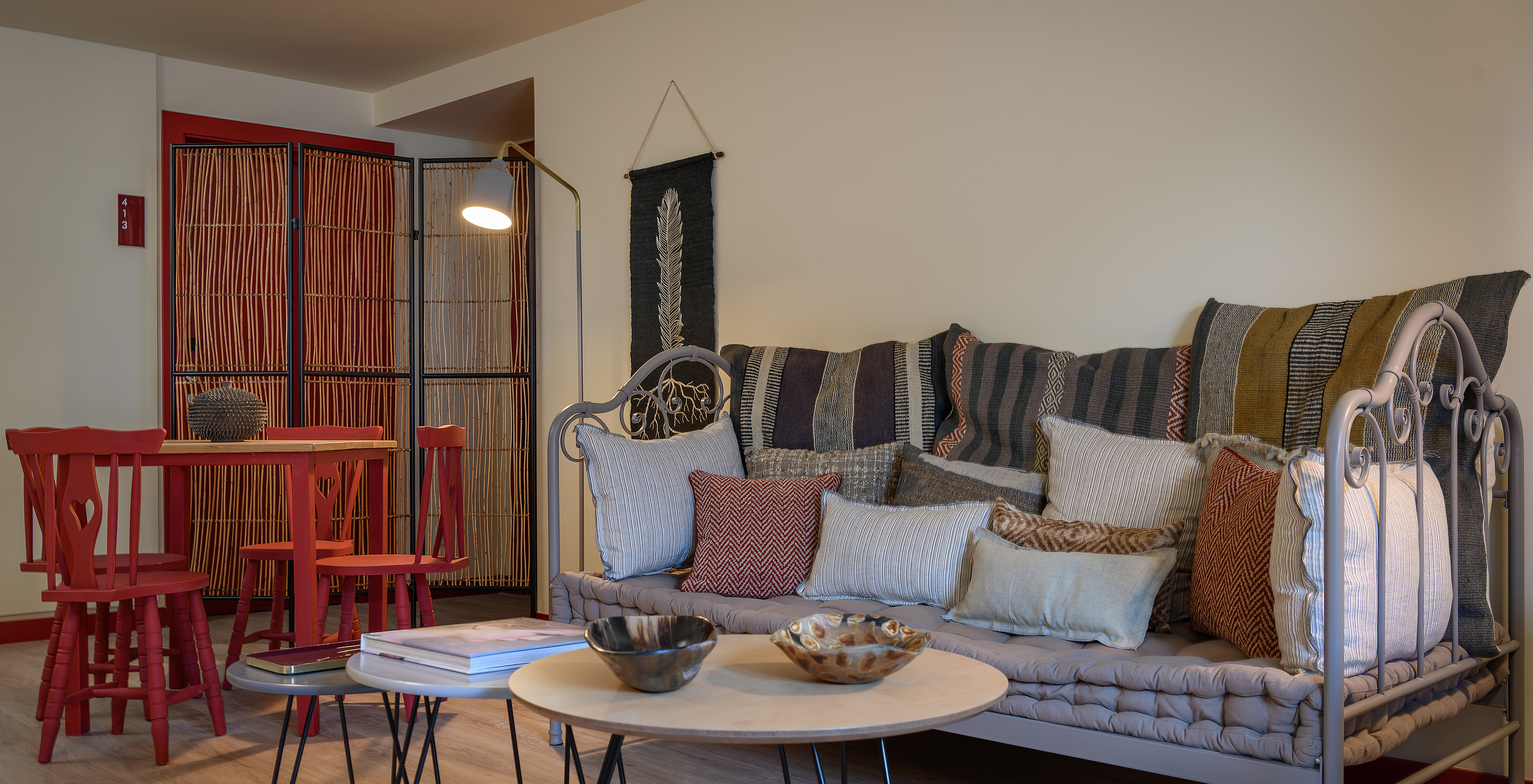 Living room with a sofa, an armchair, and air conditioning at Casa Lidador - Óbidos, Hotel in Óbidos
