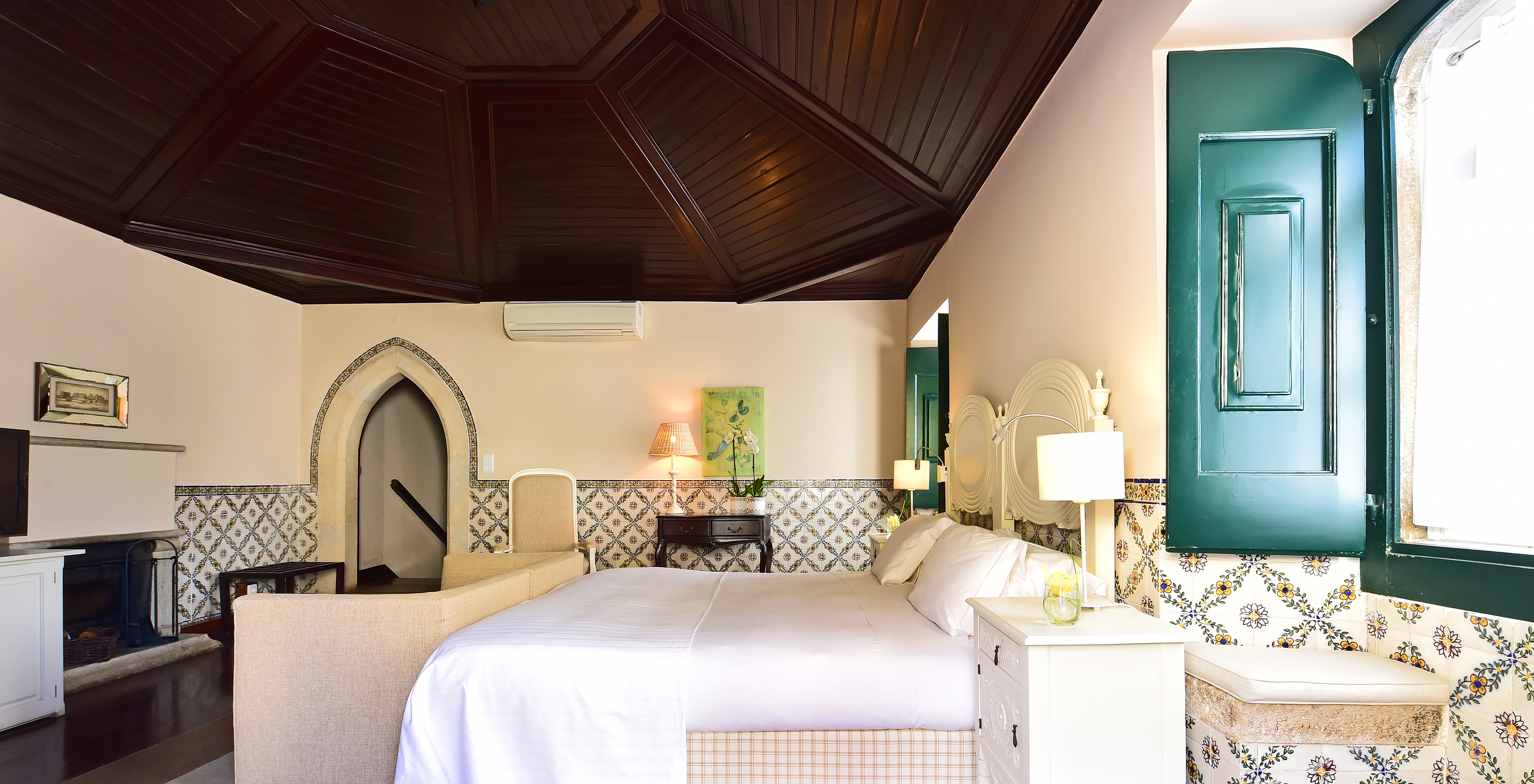 The Large Family Cottage at Pousada Castelo Óbidos has a double bed with a bedside table and a sofa