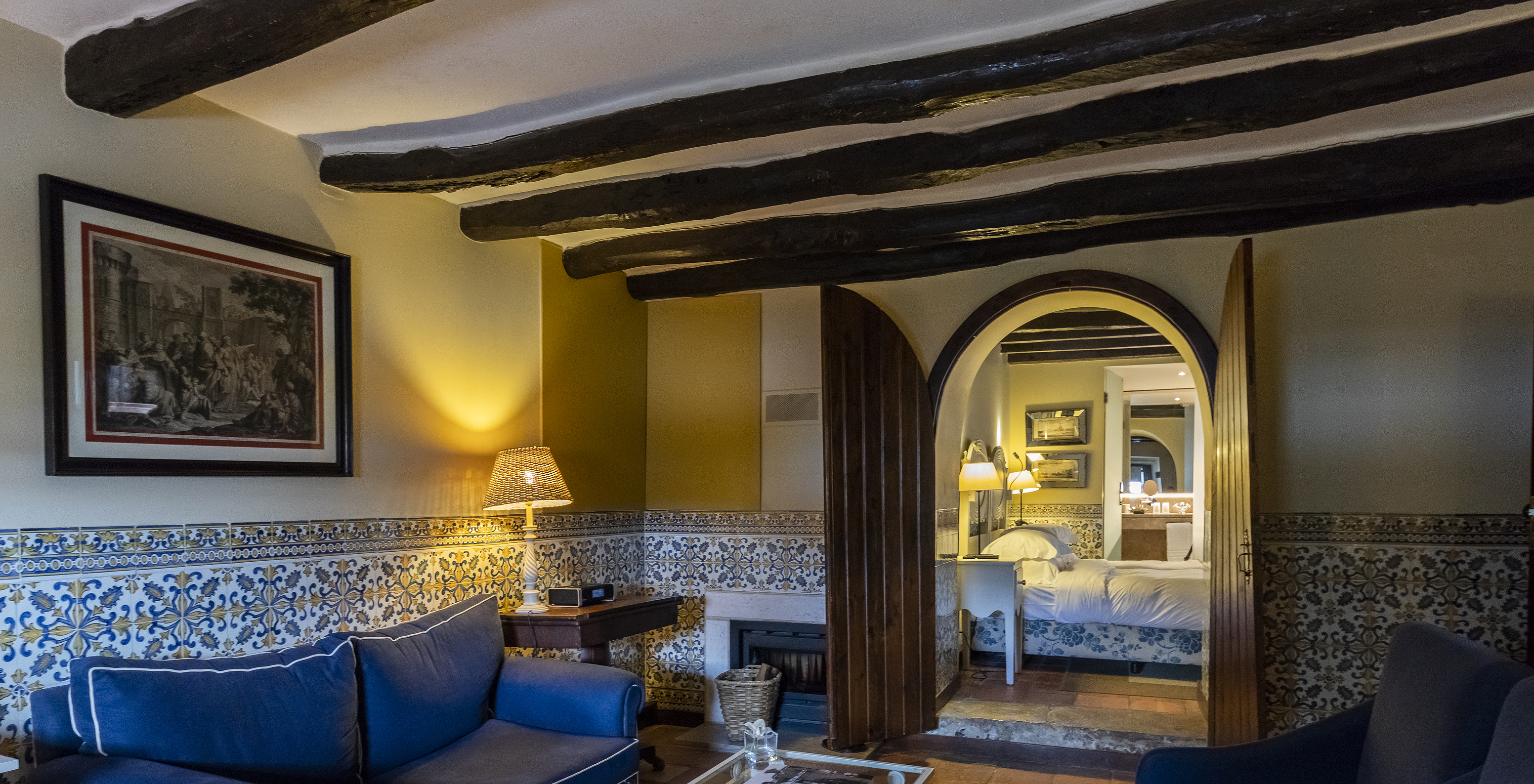 The Suite Cottage at Pousada Castelo Óbidos has a living room with a sofa, coffee table, and two armchairs
