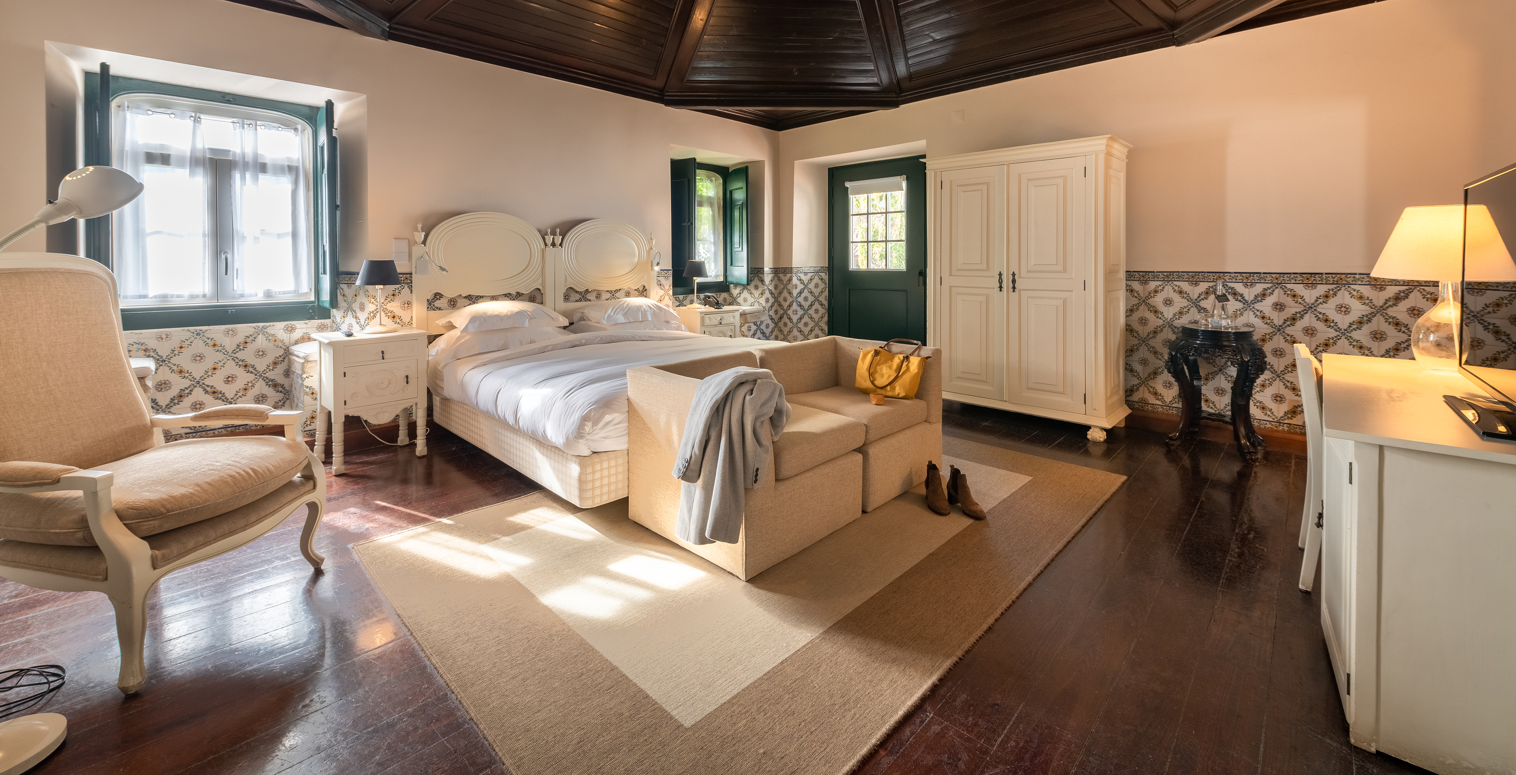 The Superior Room with Balcony Cottage at Pousada Castelo Óbidos has a bed, sofa, and lamp
