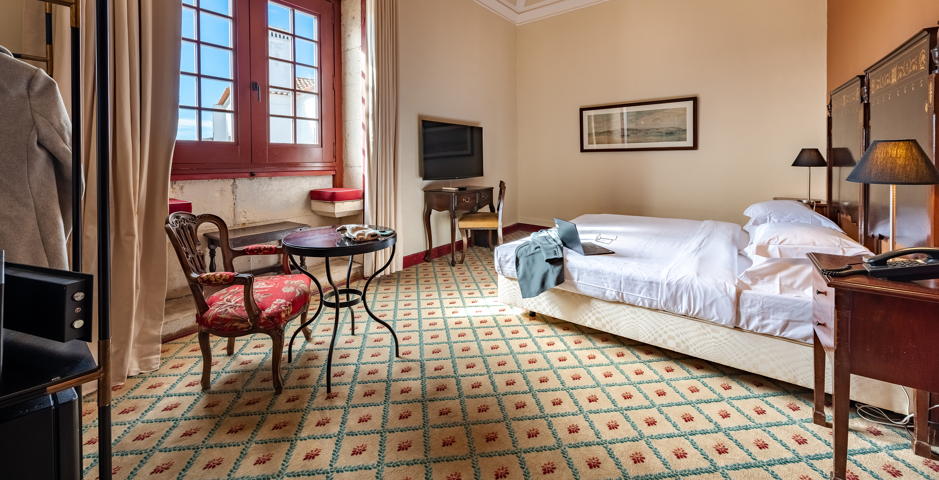 The Superior Room Cottage at Pousada Castelo Óbidos has a double bed, television, table with chairs, and view