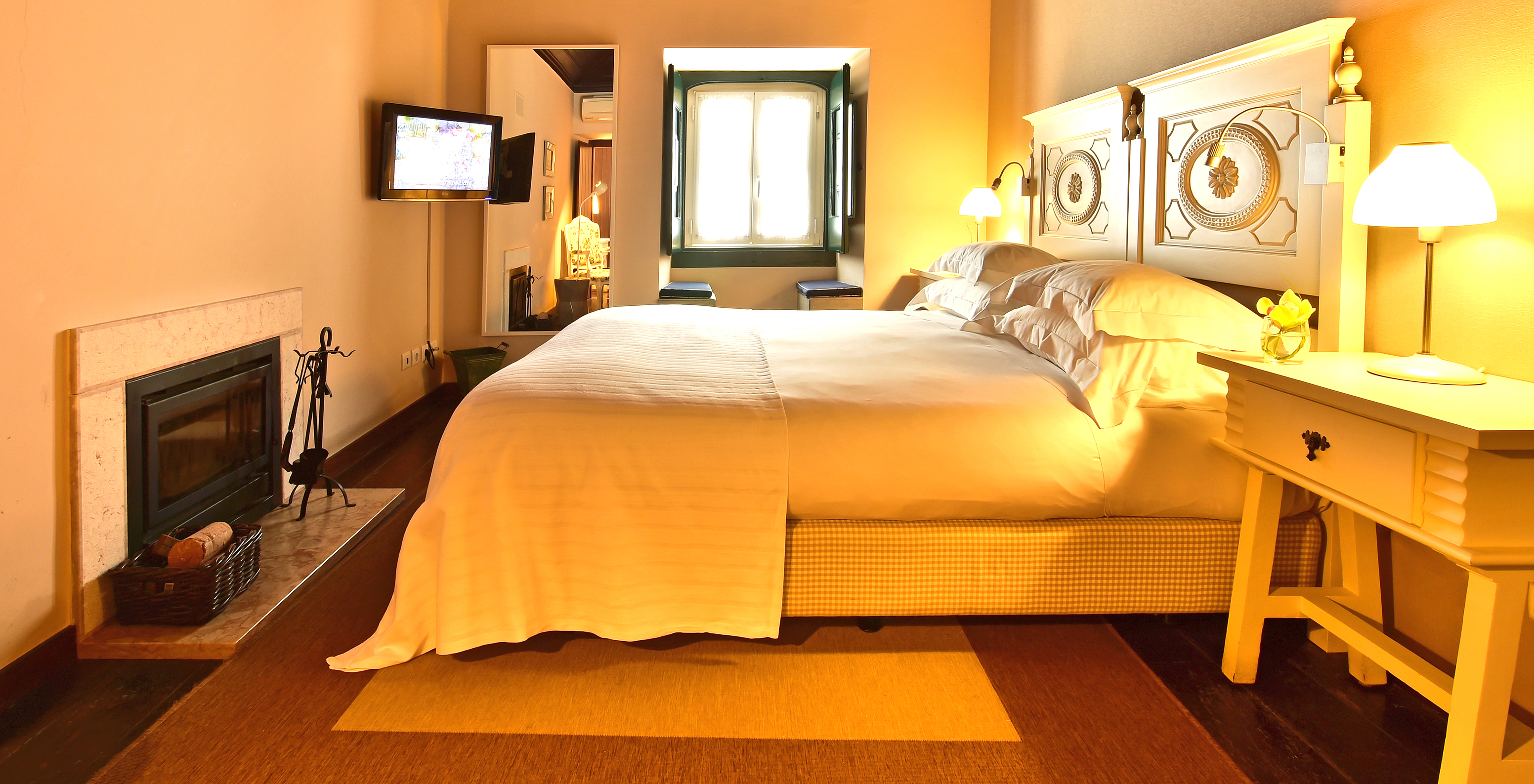 The Superior Room Castle at Pousada Castelo Óbidos has a double bed with a bedside table and phone