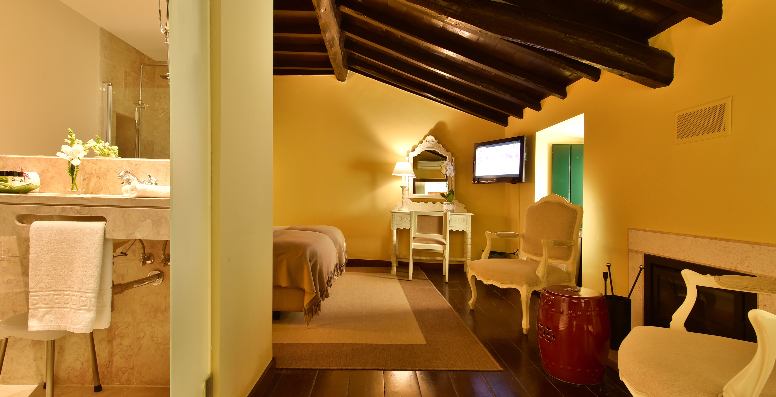 The Superior Room Castle at Pousada Castelo Óbidos has a double bed, television, table with chairs, and view
