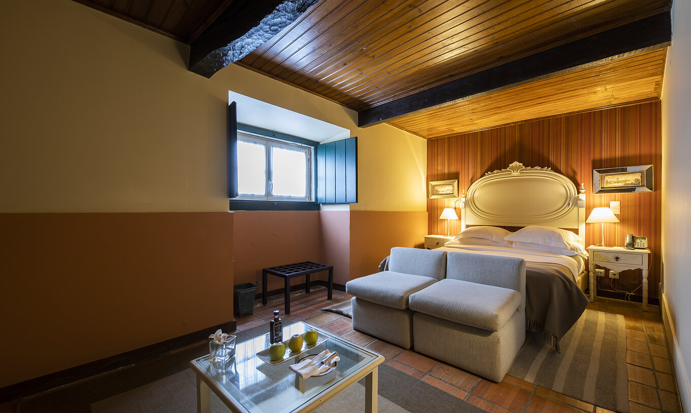 The Standard Cottage at Pousada Castelo Óbidos has a double bed, with a bedside table with a lamp