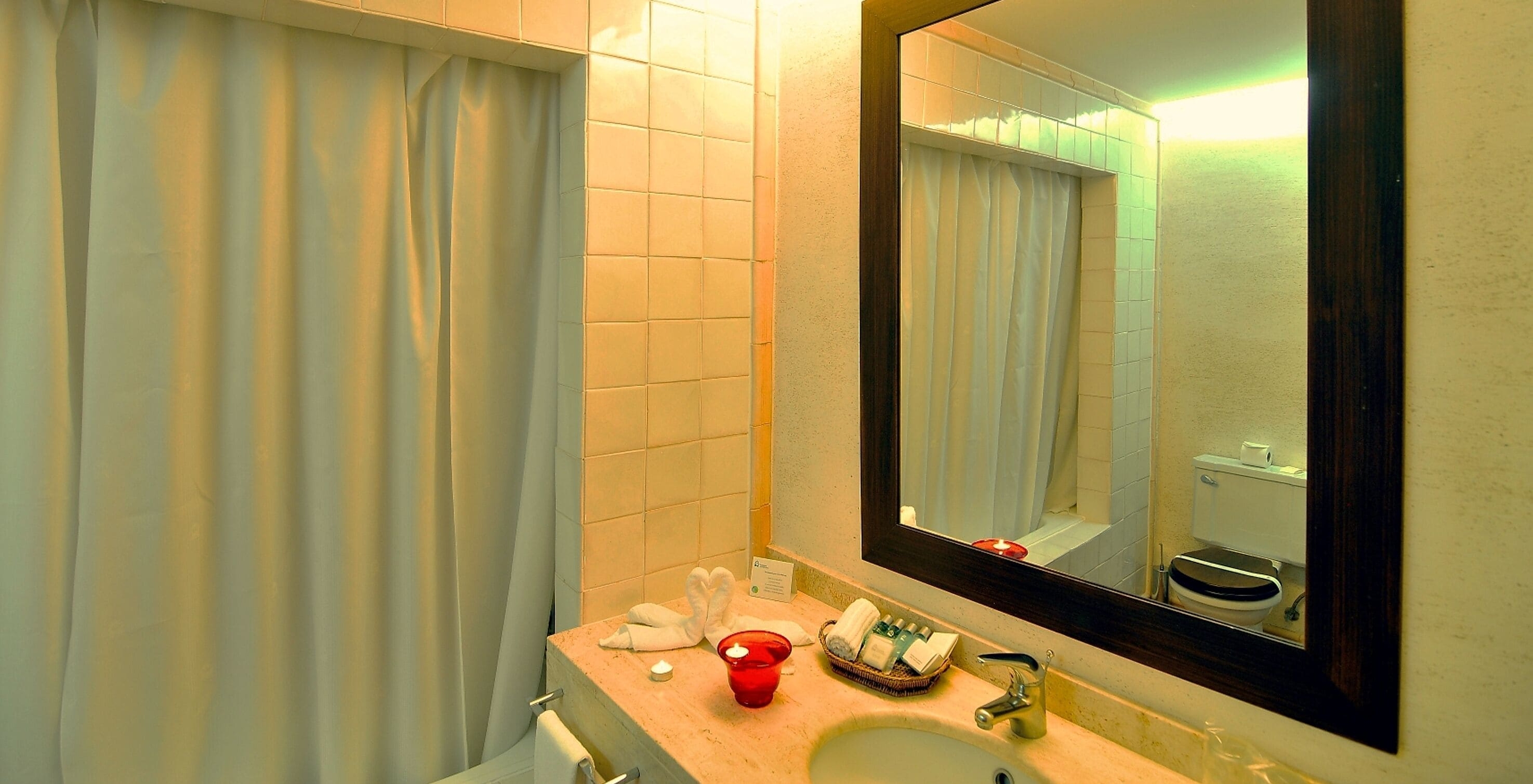 The Superior Room of The Pousada Convento de Belmonte has a bathroom with a bathtub, sink, and mirror