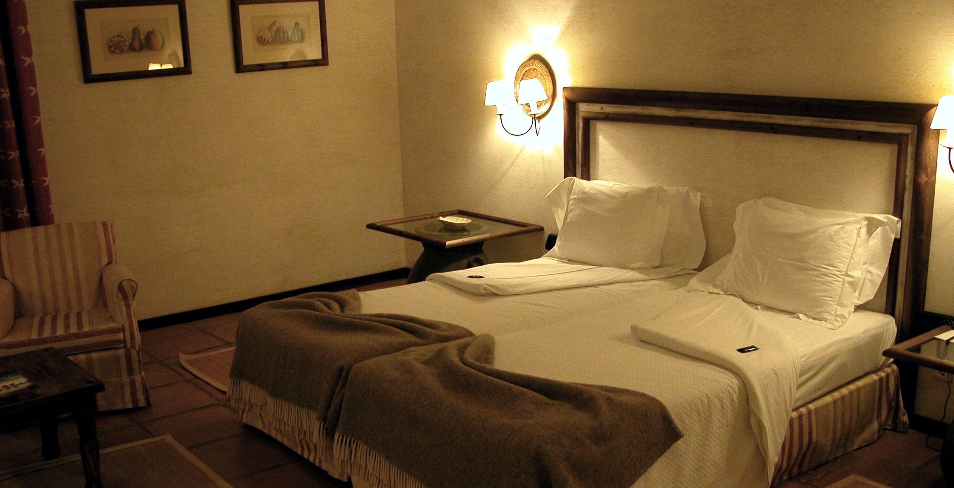 The Superior Twin Room with Balcony of The Pousada Convento de Belmonte has two joined single beds with two blankets