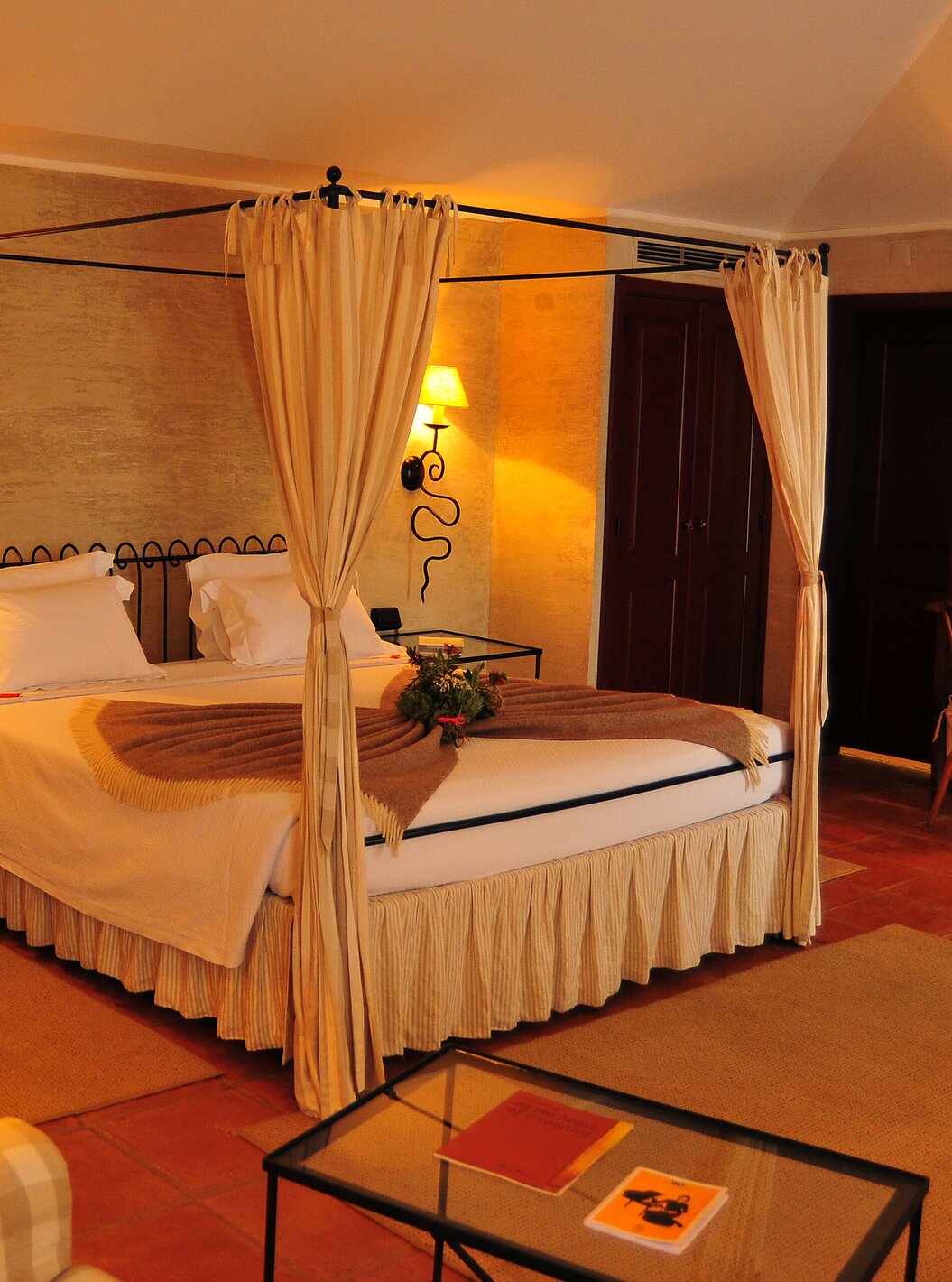 The Superior Room of The Pousada Convento de Belmonte has a double bed with two bedside tables and three lamps