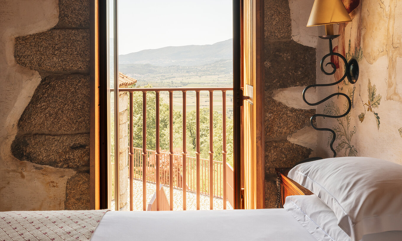 The Superior Suite with Balcony of The Pousada Convento de Belmonte has a window with a view of nature and mountains