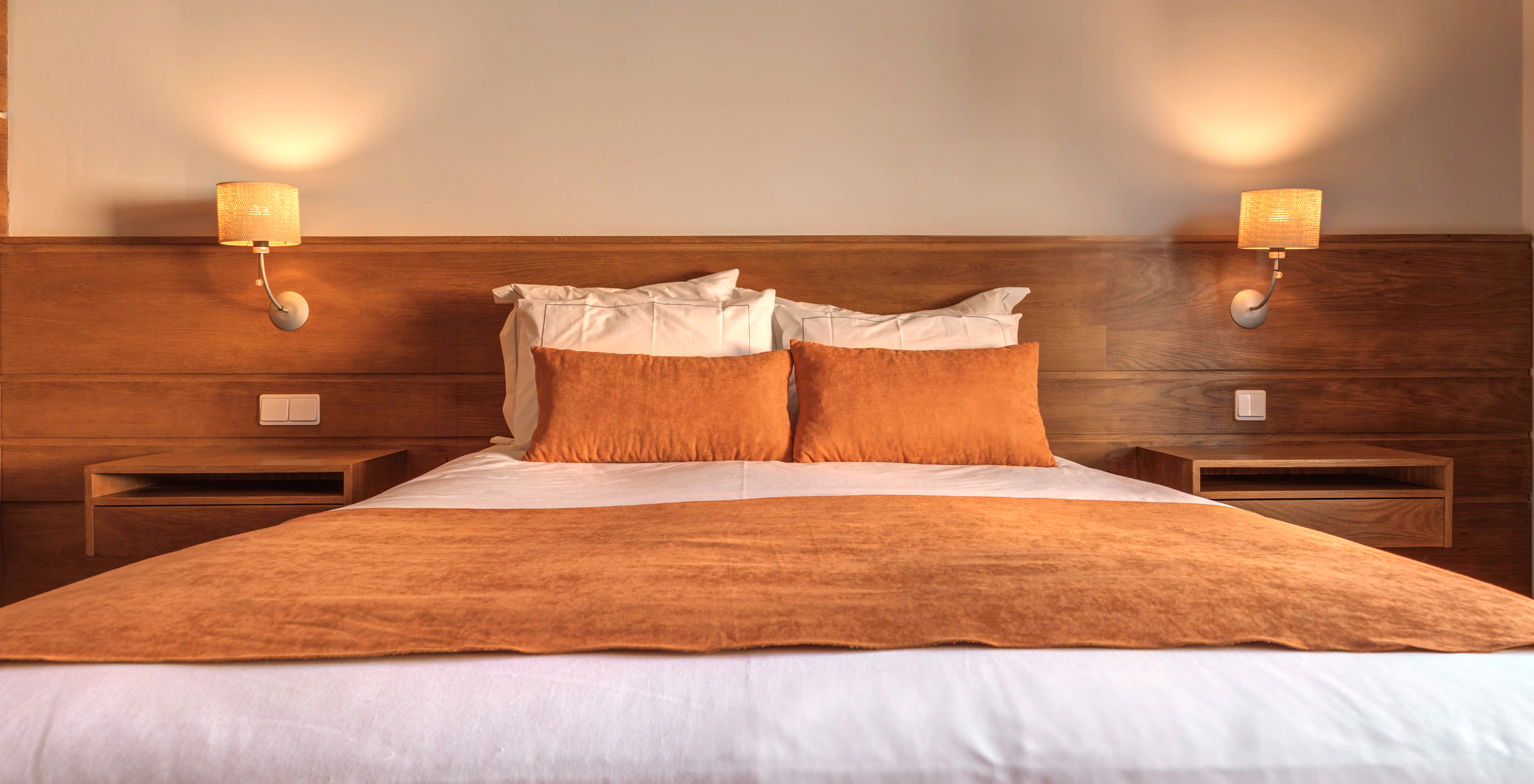 The Superior Balcony Room of The Pousada Ourém has a double bed with two bedside tables and two lamps