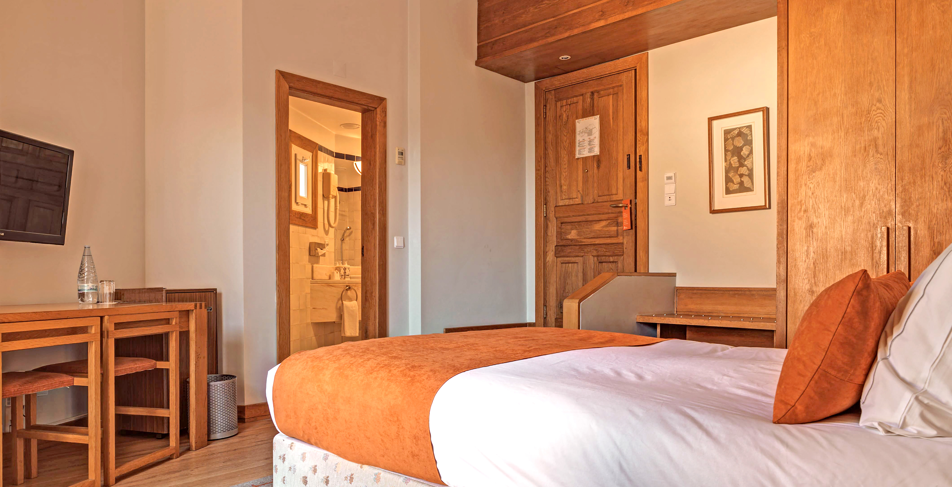 The Superior Balcony Room of The Pousada Ourém features a double bed with a television and access to the bathroom