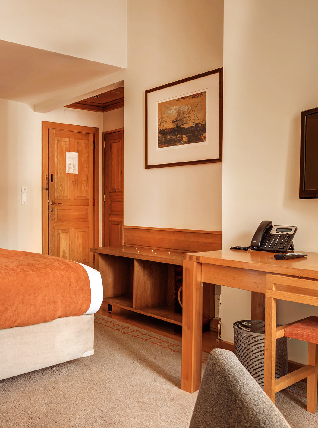 The Family Room of The Pousada Ourém has a double bed with a brick-colored bedspread and carpet