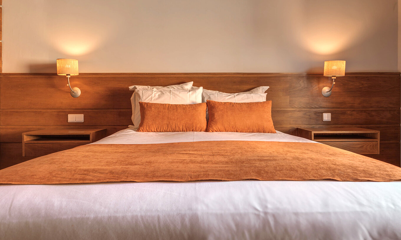 The Superior Balcony Room of The Pousada Ourém has a double bed with two bedside tables and two lamps