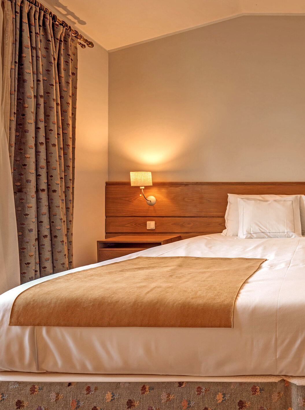 The Superior Family Room of The Pousada Ourém features a double bed with two bedside tables and two lamps