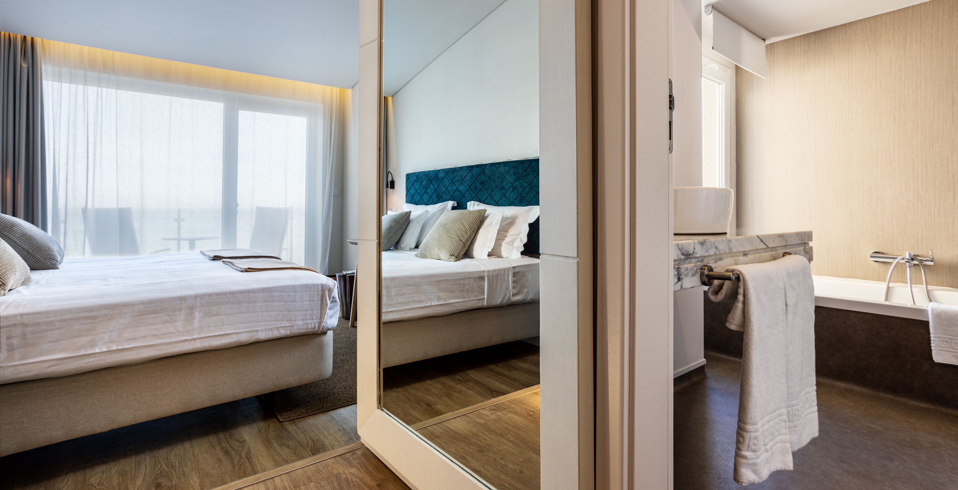 The Superior Large Family Room of The Ria Inn - Aveiro has a double bed, a mirror, and a spacious balcony